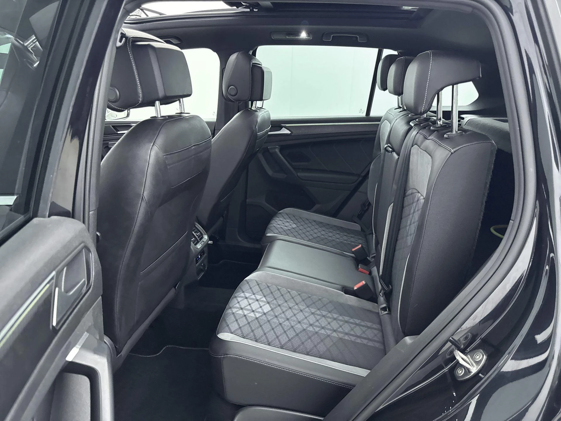 Volkswagen-Tiguan-image-25