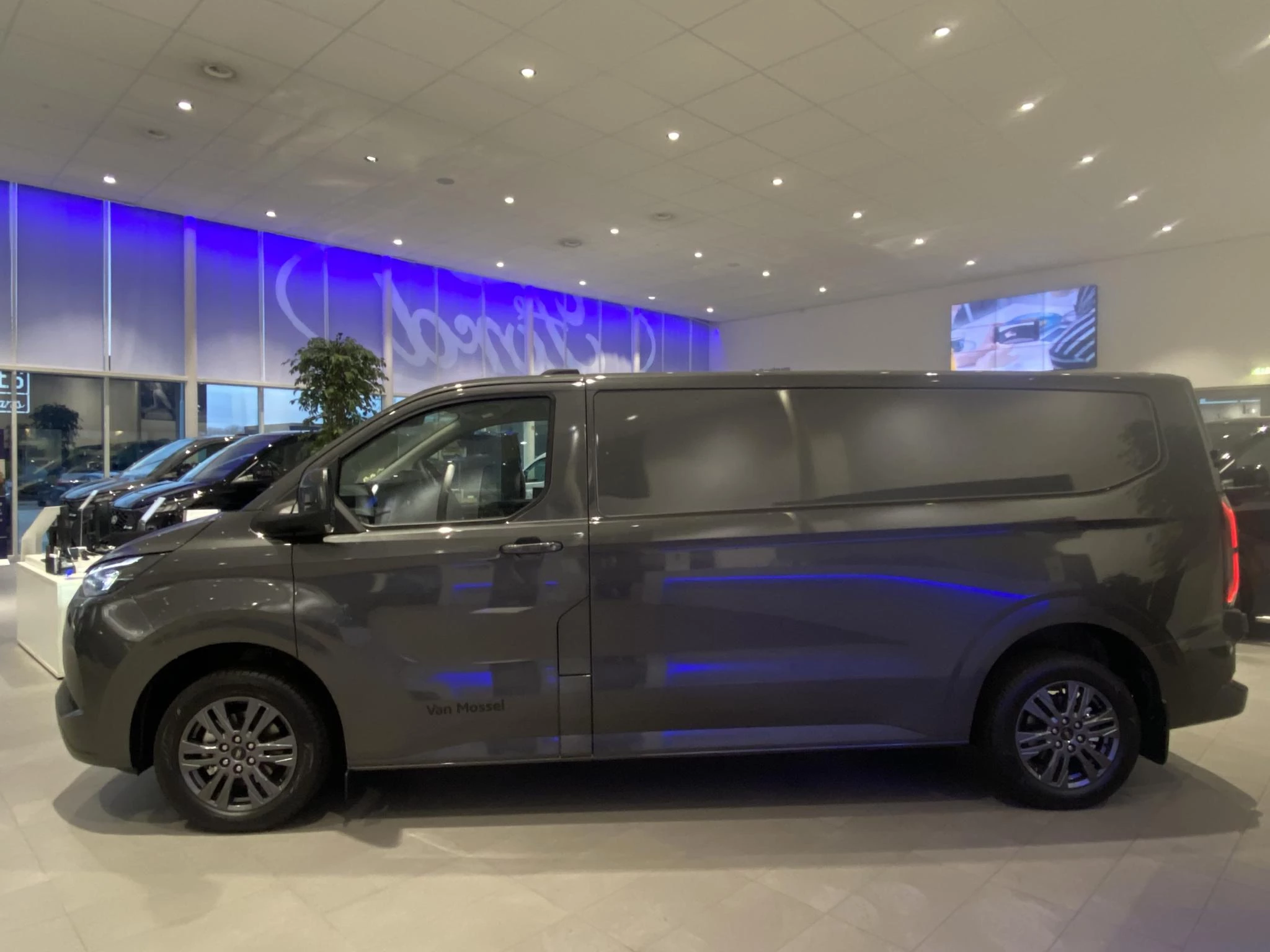 Ford-E-Transit Custom-image-8