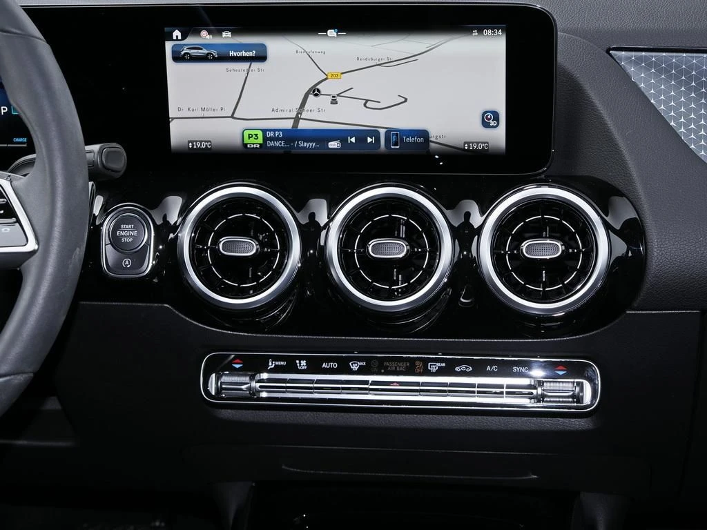 Mercedes-Benz-GLA 200-image-10