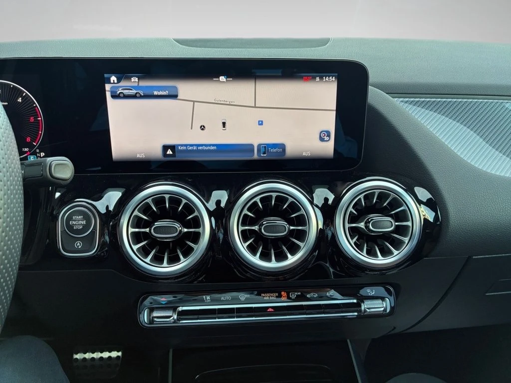 Mercedes-Benz-GLA 180 d-image-7