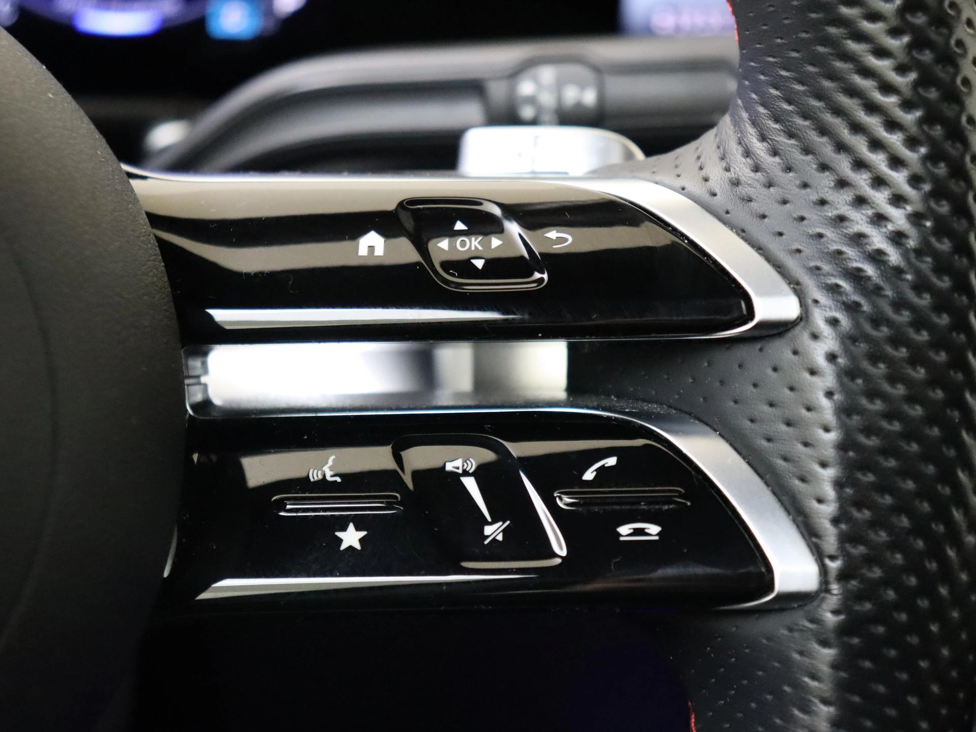 Mercedes-Benz-EQB-image-12