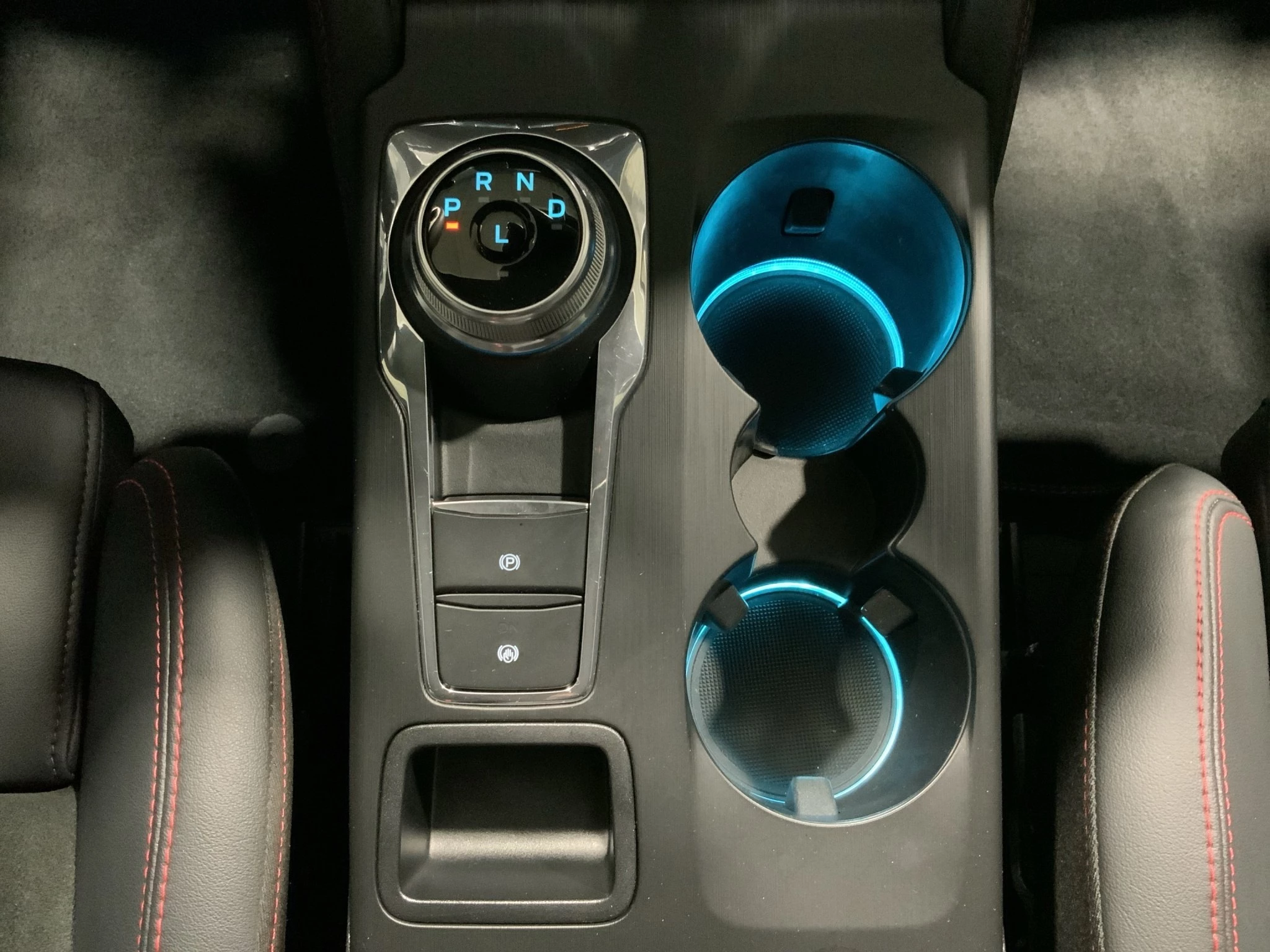 Ford Kuga ST-Line X Aut.*PANO*AHK*360GRAD*LED-MATRIX*NAVI*GRA*WINTER-PKT.