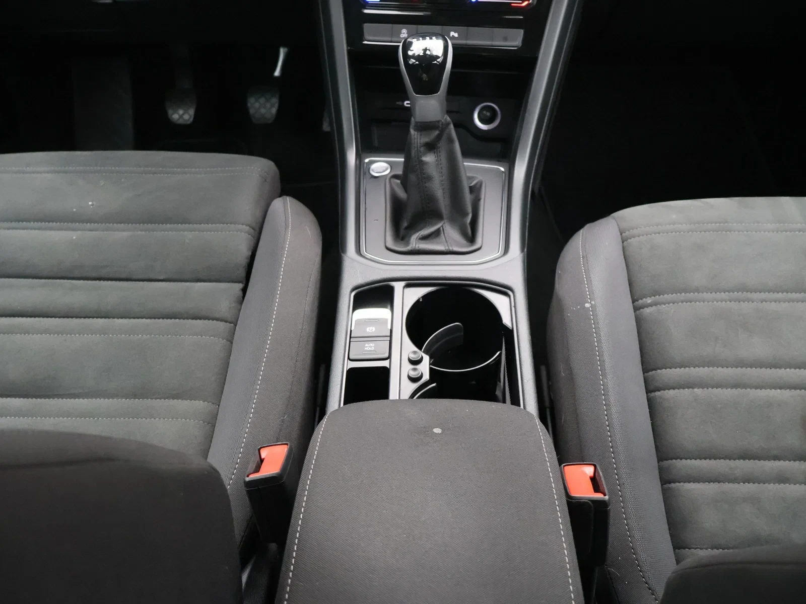 Volkswagen Touran Touran 2.0 TDi 122PK *VIRTUAL COCKPIT*ALCANTARA*PC*BLTH*APP CONNECT*ZETELVERWARMING*AIRCO*KEYLESS GO*...*