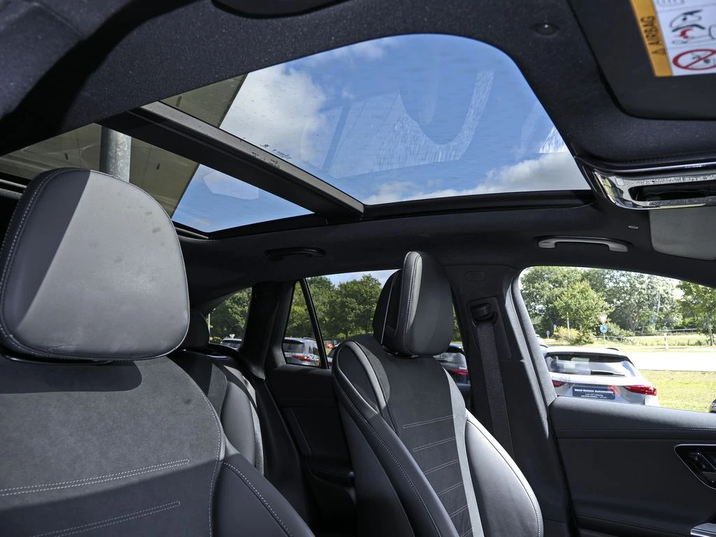 Mercedes-Benz-GLC 220 d-image-14