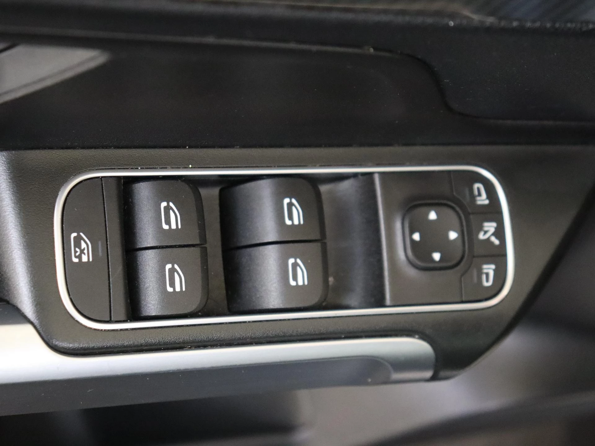 Mercedes-Benz-GLB-image-25