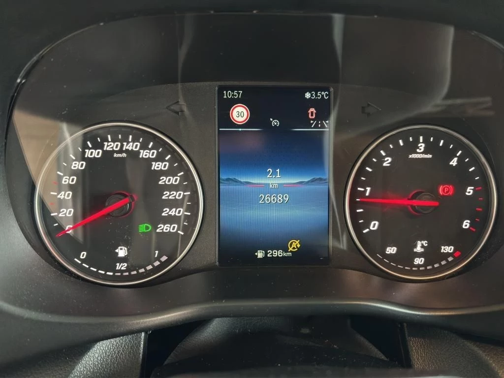 Mercedes-Benz-Vito-image-14