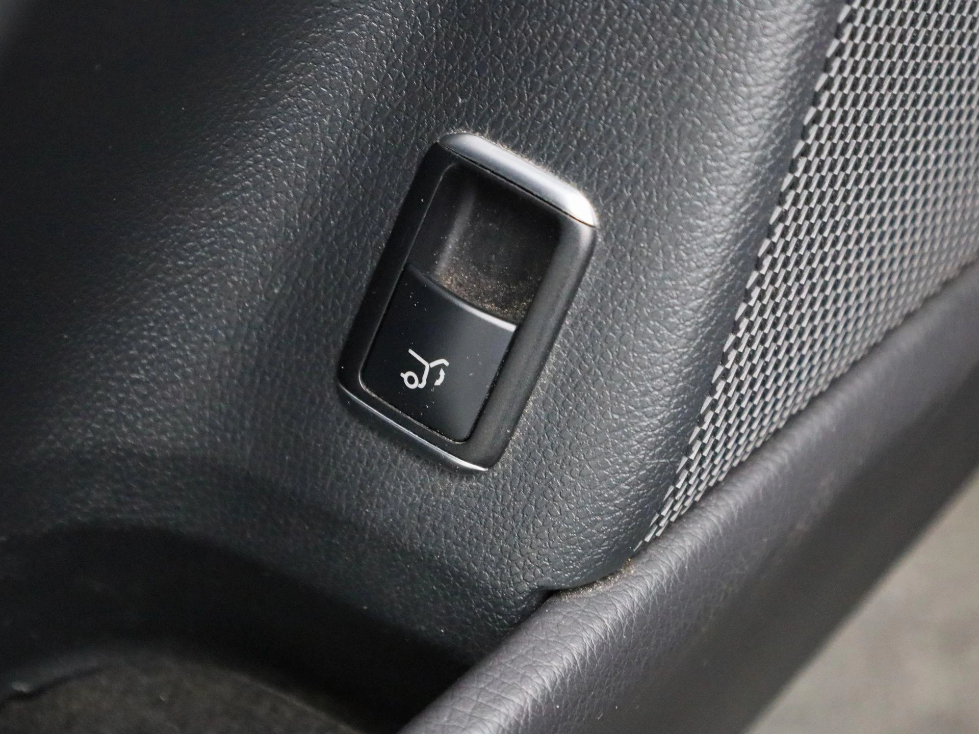 Mercedes-Benz-GLA-image-30