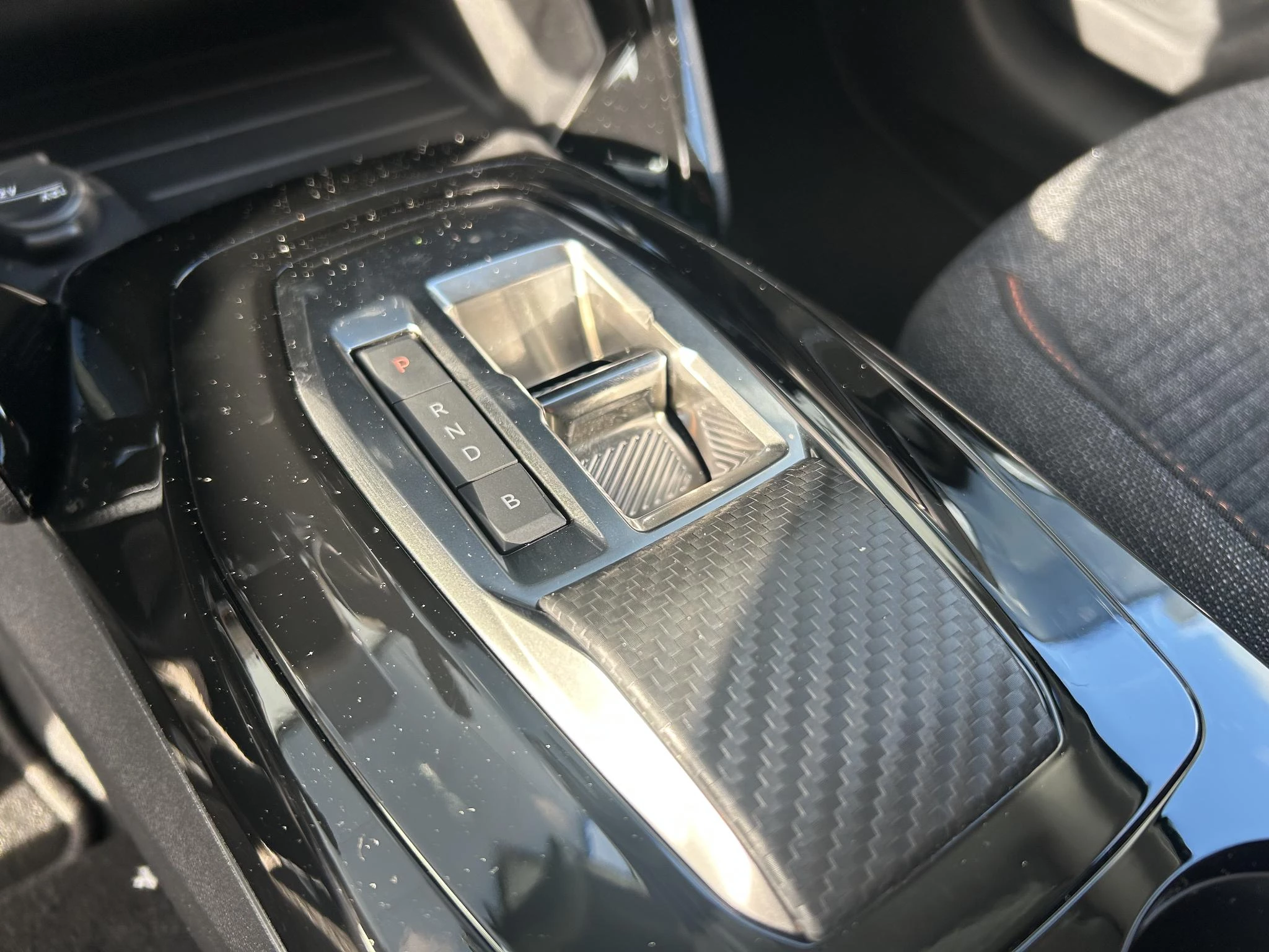 Peugeot-e-208-image-19