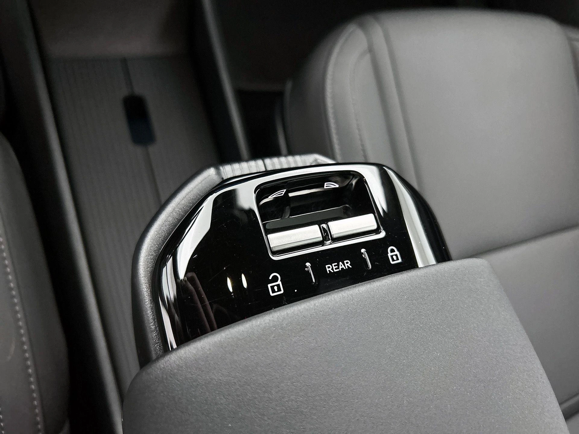 Volvo-EX30-image-45