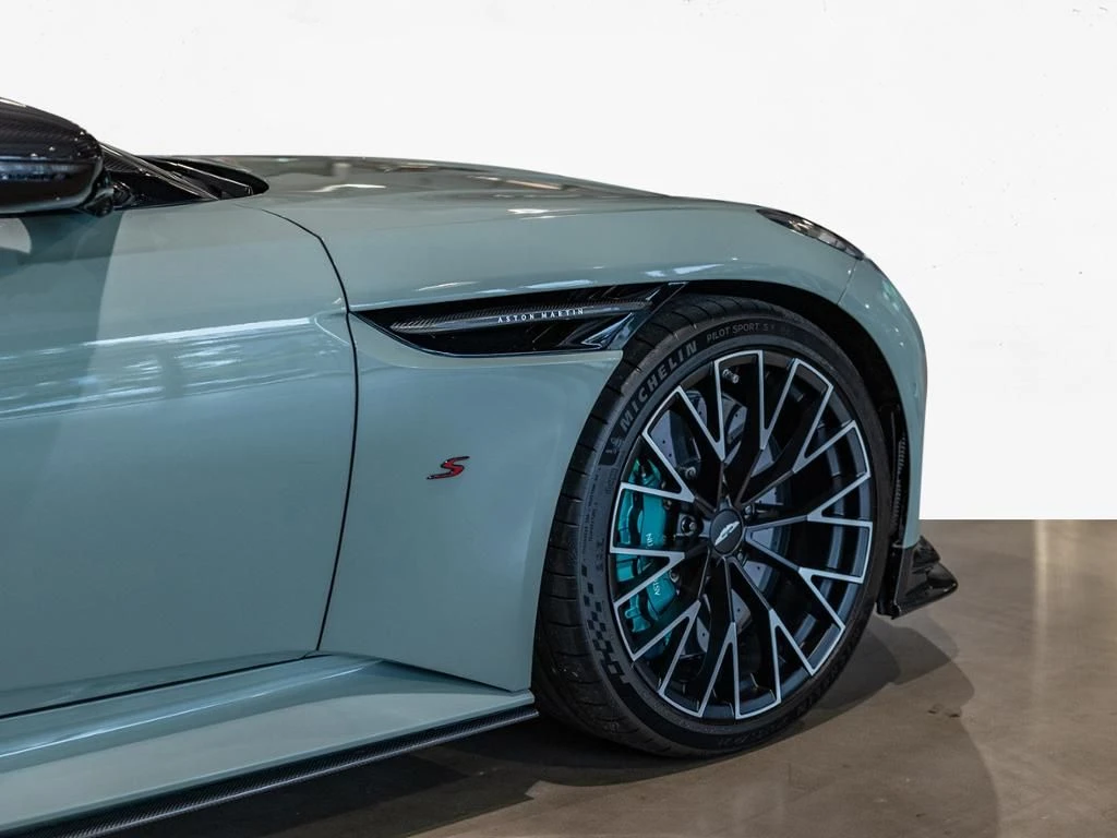 Aston Martin-DB12-image-10