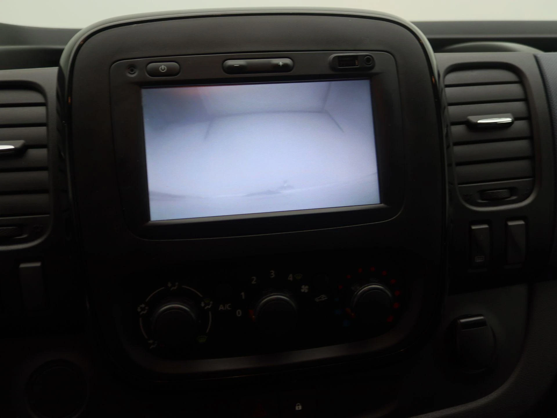 Opel-Vivaro-image-15