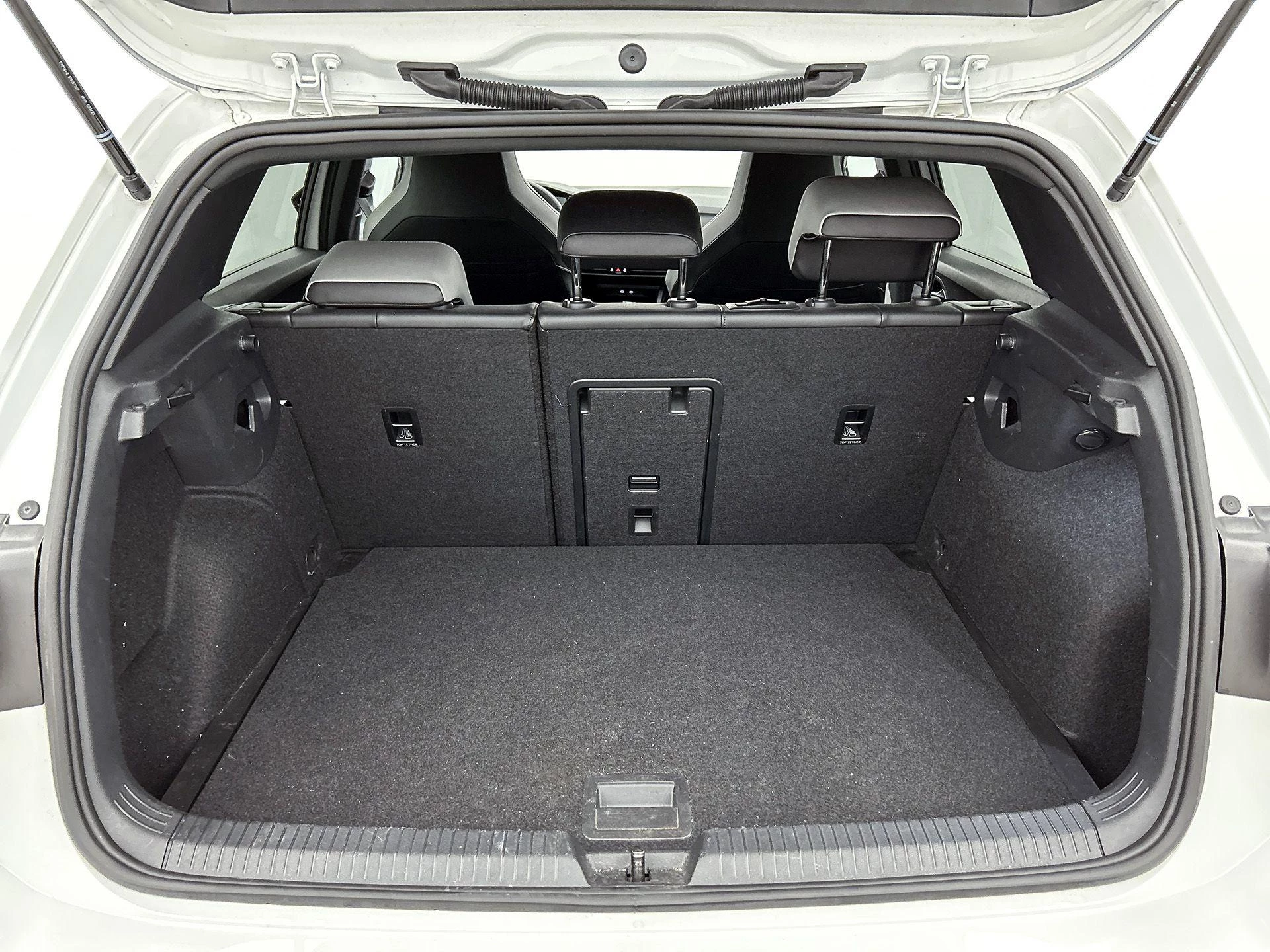 Volkswagen Golf 1.5 eTSI R-LINE