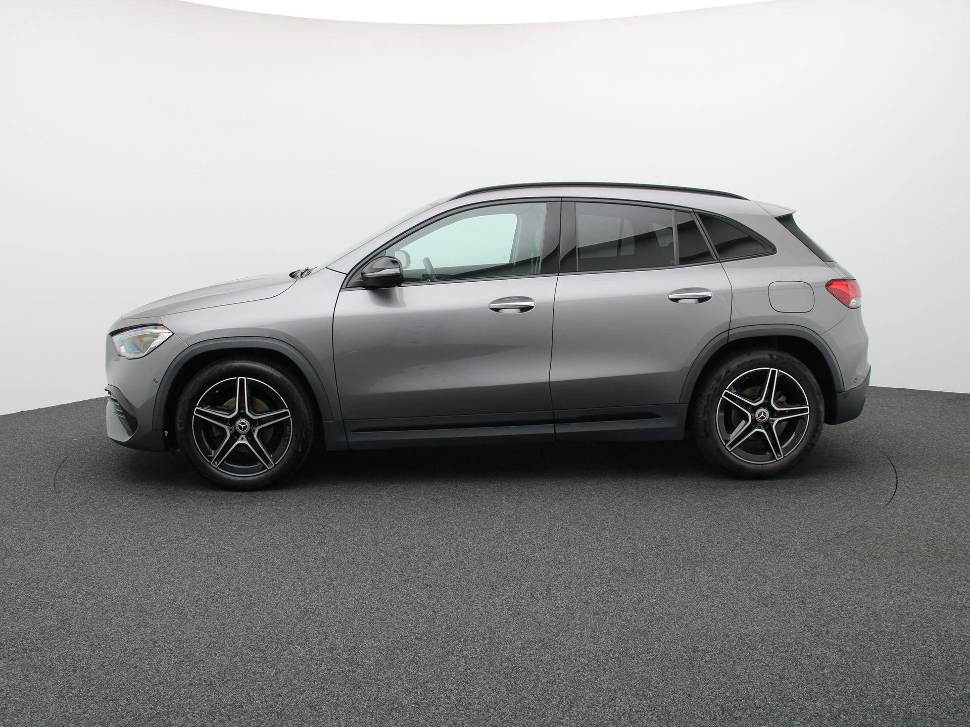 Mercedes-Benz GLA 180 AMG LINE + MULTIBEAM LED + CARPLAY + DISTRONIC PLUS +
