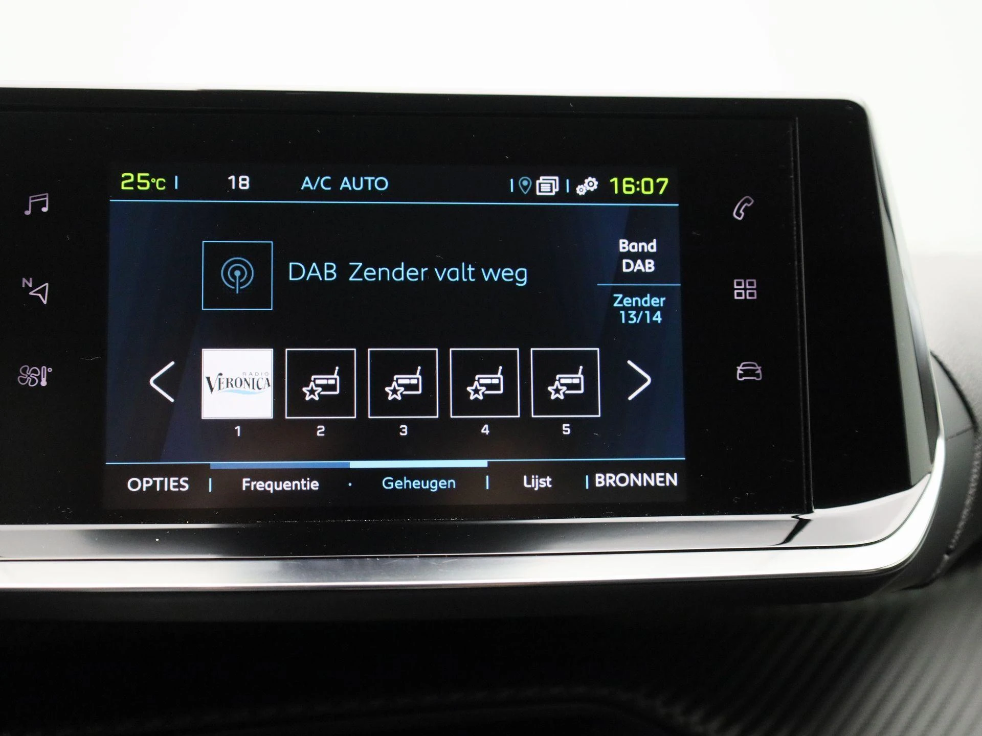 Peugeot-e-2008-image-17