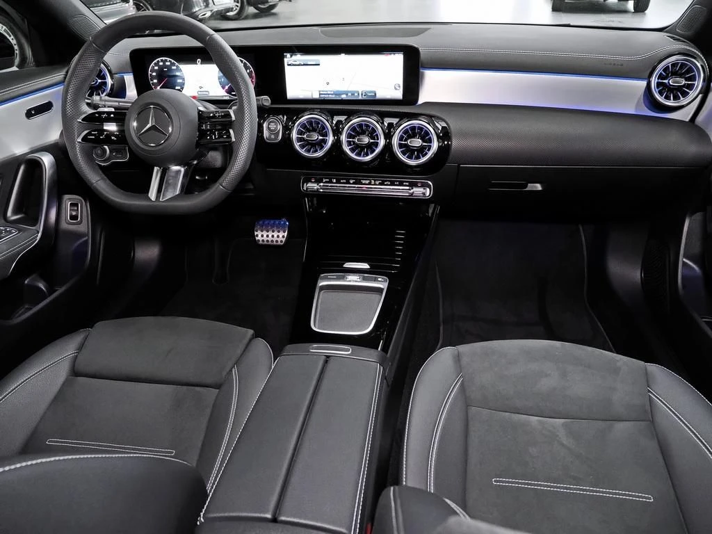 Mercedes-Benz-CLA 200-image-13
