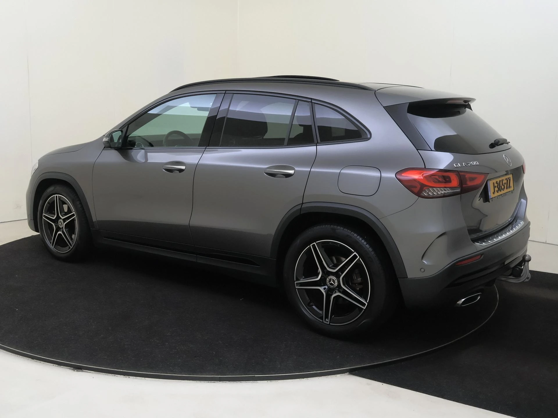 Mercedes-Benz-GLA-image-2