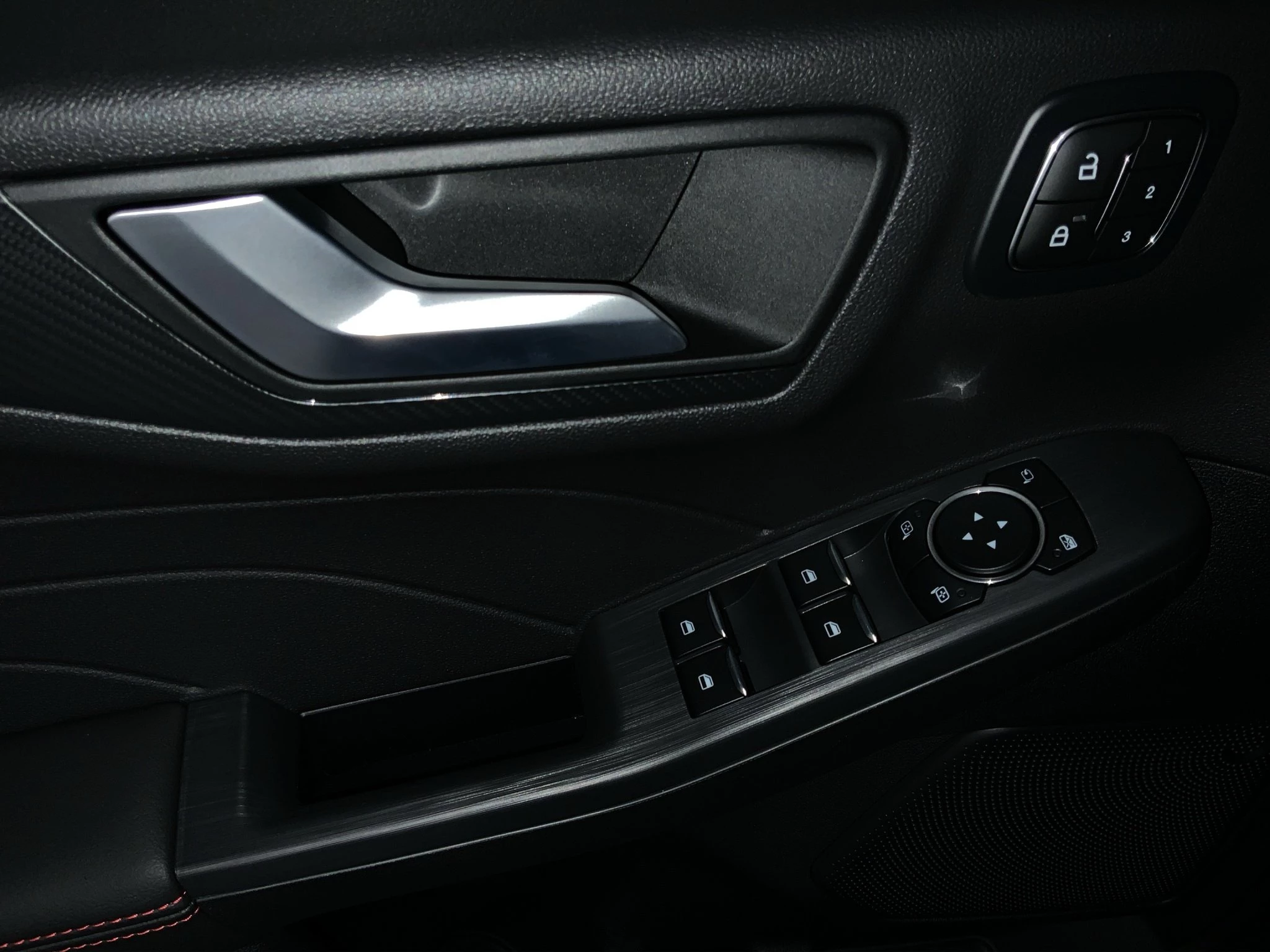 Ford Kuga ST-Line X Aut.*PANO*AHK*360GRAD*LED-MATRIX*NAVI*GRA*WINTER-PKT..