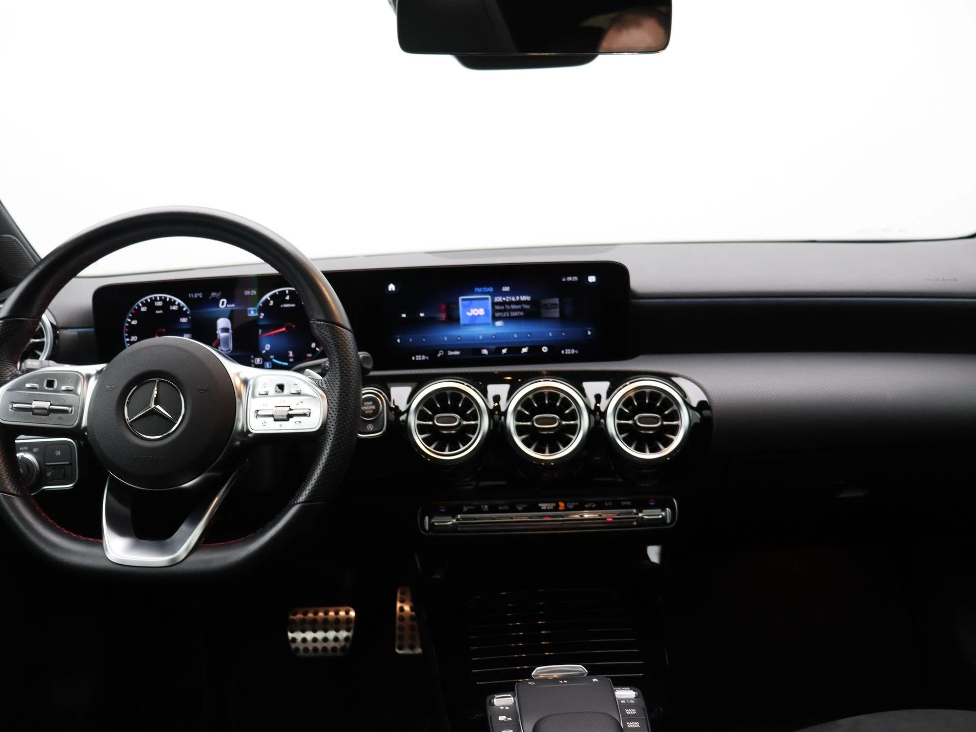 Mercedes-Benz Classe A 200 AMG Line + PANORAMISCH DAK + MULTIBEAM LED + CARPLAY +