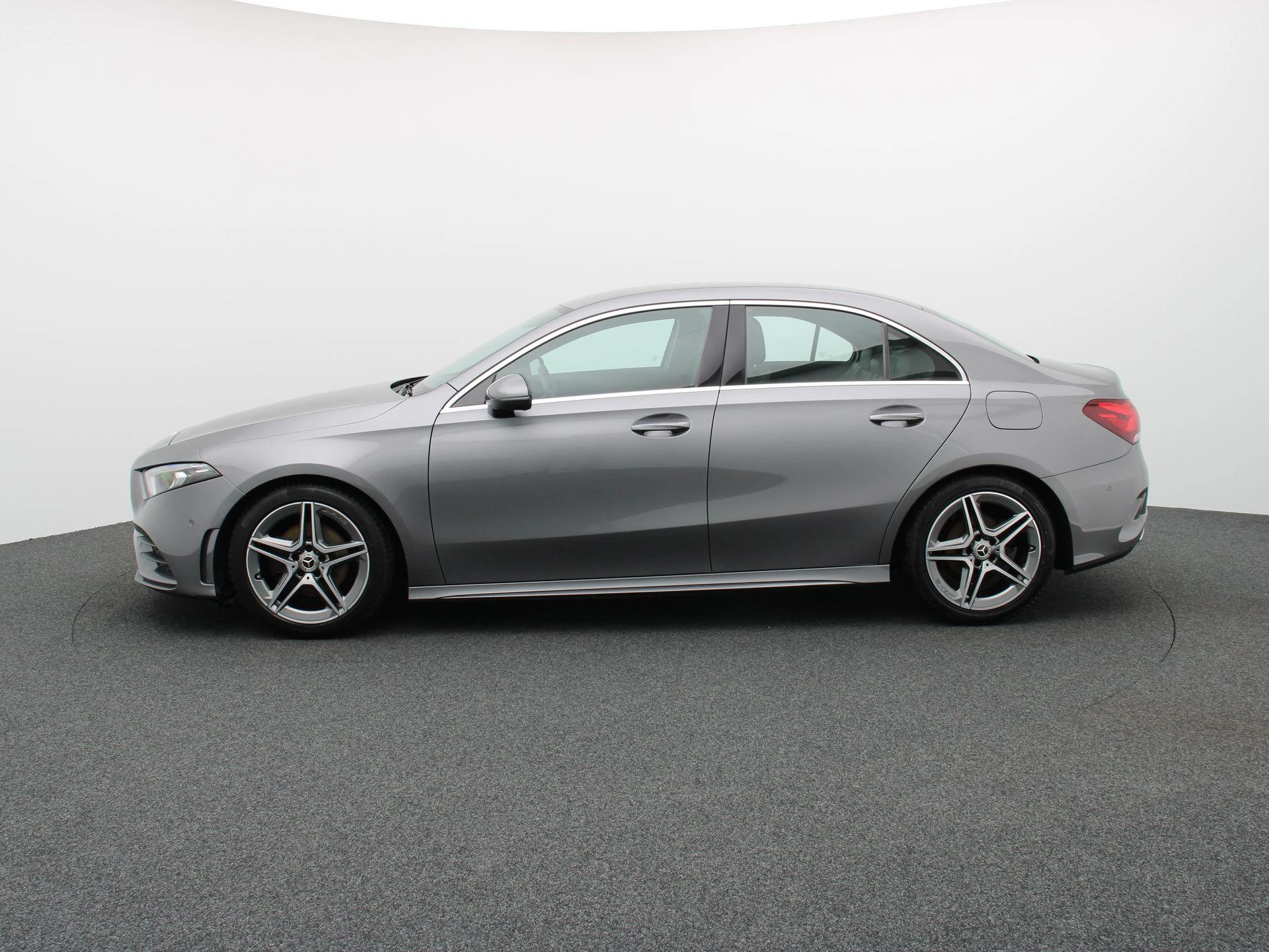 Mercedes-Benz Classe A 180 sedan + AMG LINE + CAMERA + LED +