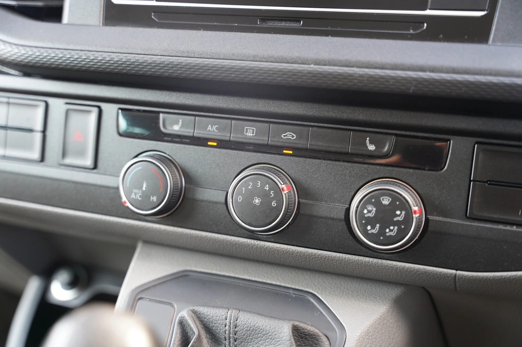 Volkswagen-Transporter-image-19