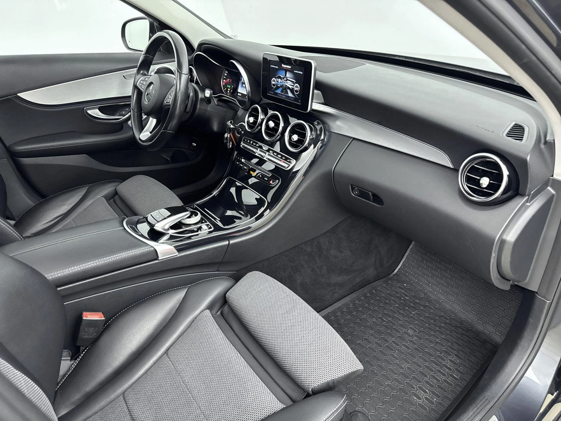 Mercedes-Benz-C-Klasse-image-19