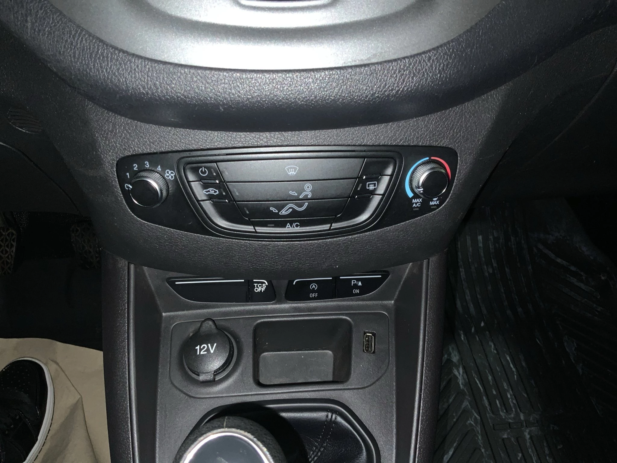 Ford-Transit Courier-image-17