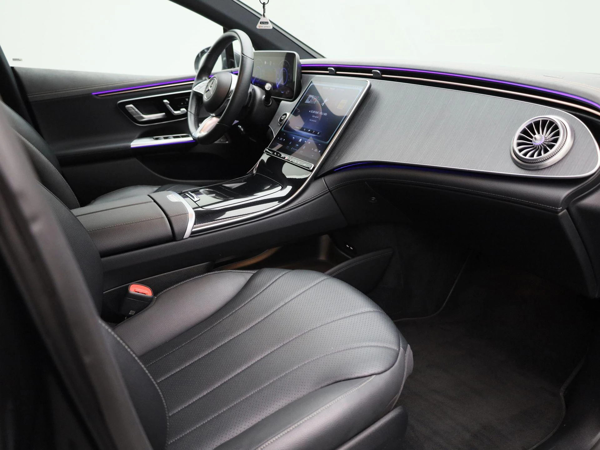 Mercedes-Benz-EQE-image-51