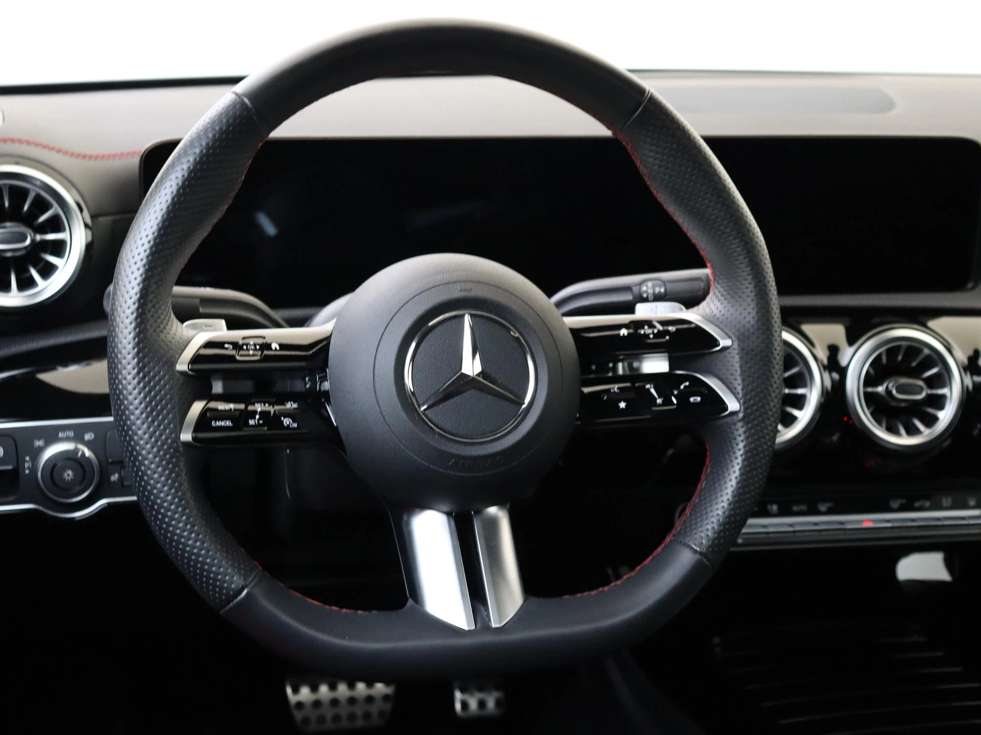 Mercedes-Benz-CLA-image-9