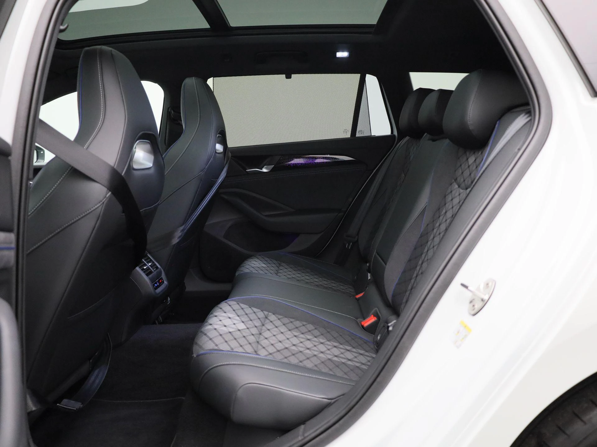 Volkswagen Passat - 12