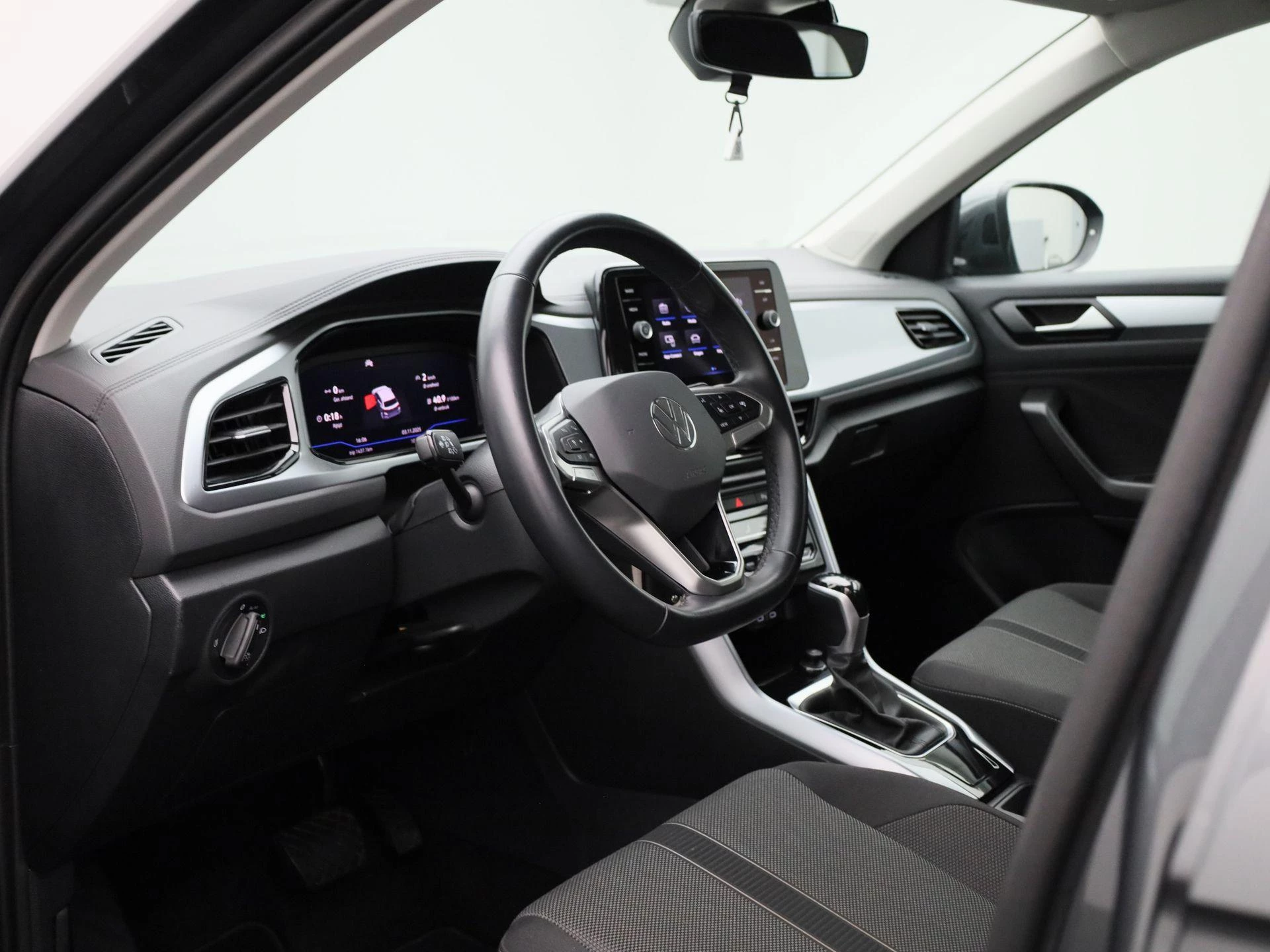 Volkswagen-T-Roc-image-26