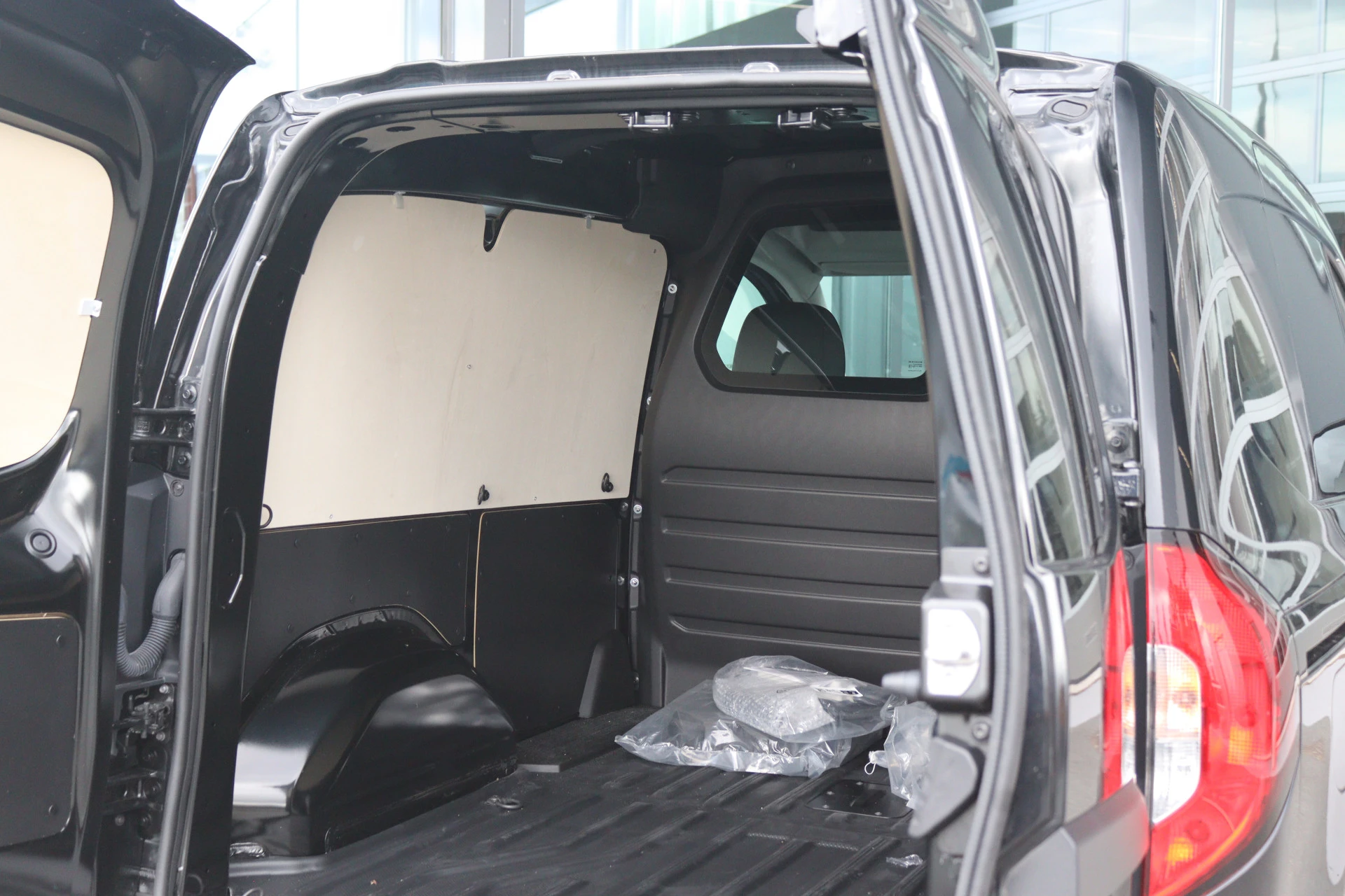 Mercedes-Benz-eCitan-image-2