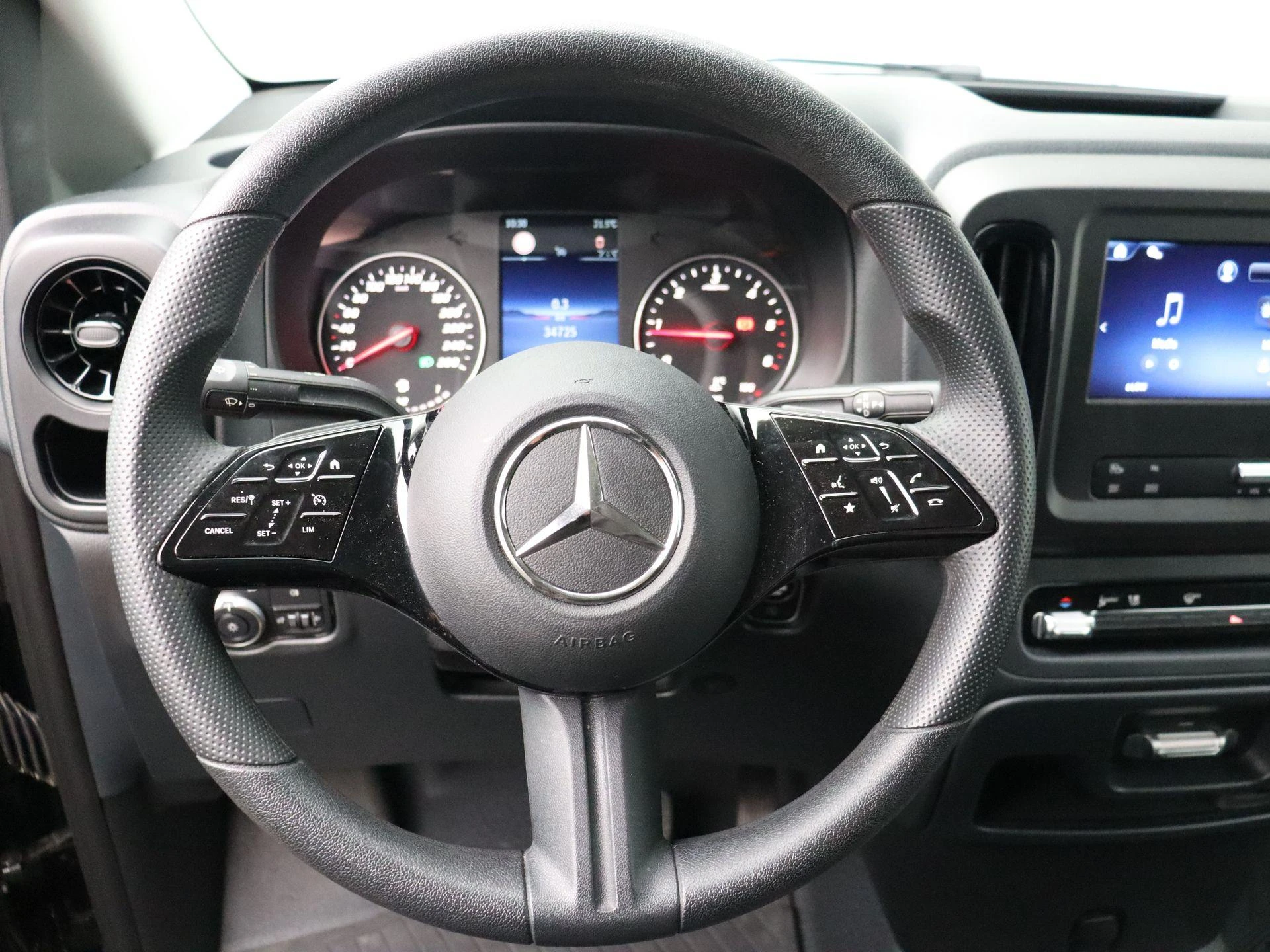 Mercedes-Benz-Vito-image-18