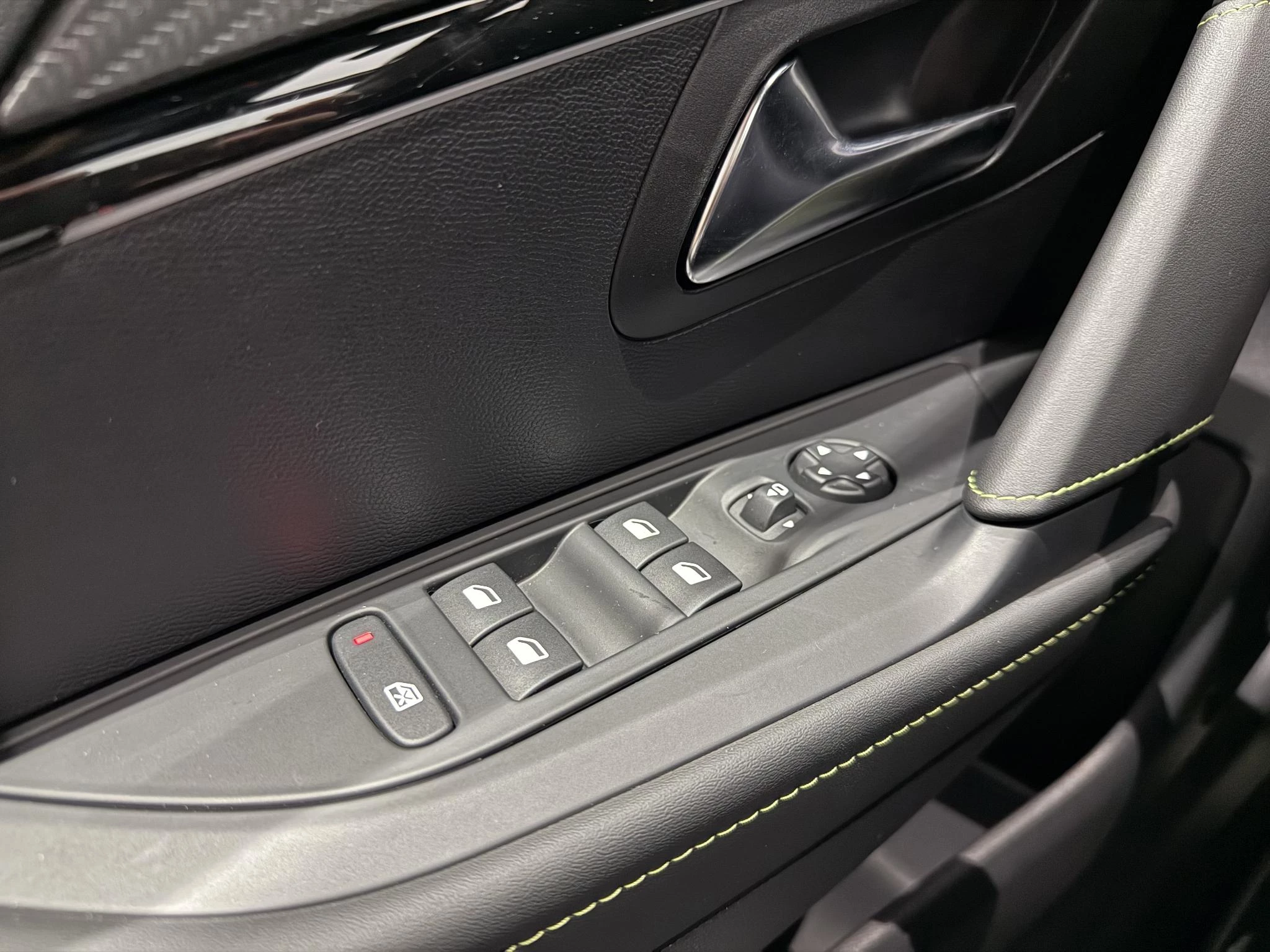 Peugeot-e-208-image-13