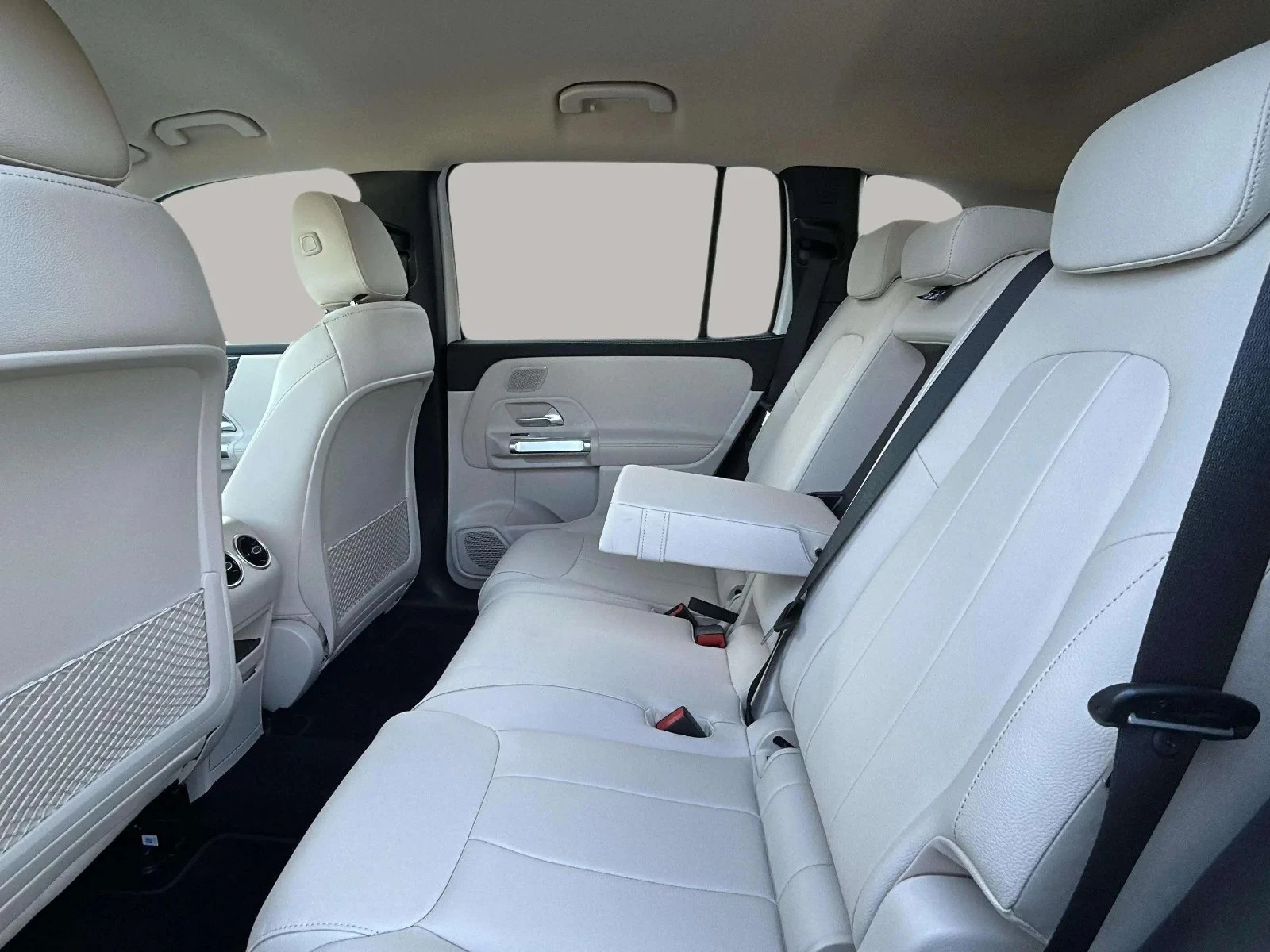 Mercedes-Benz-EQB-image-20