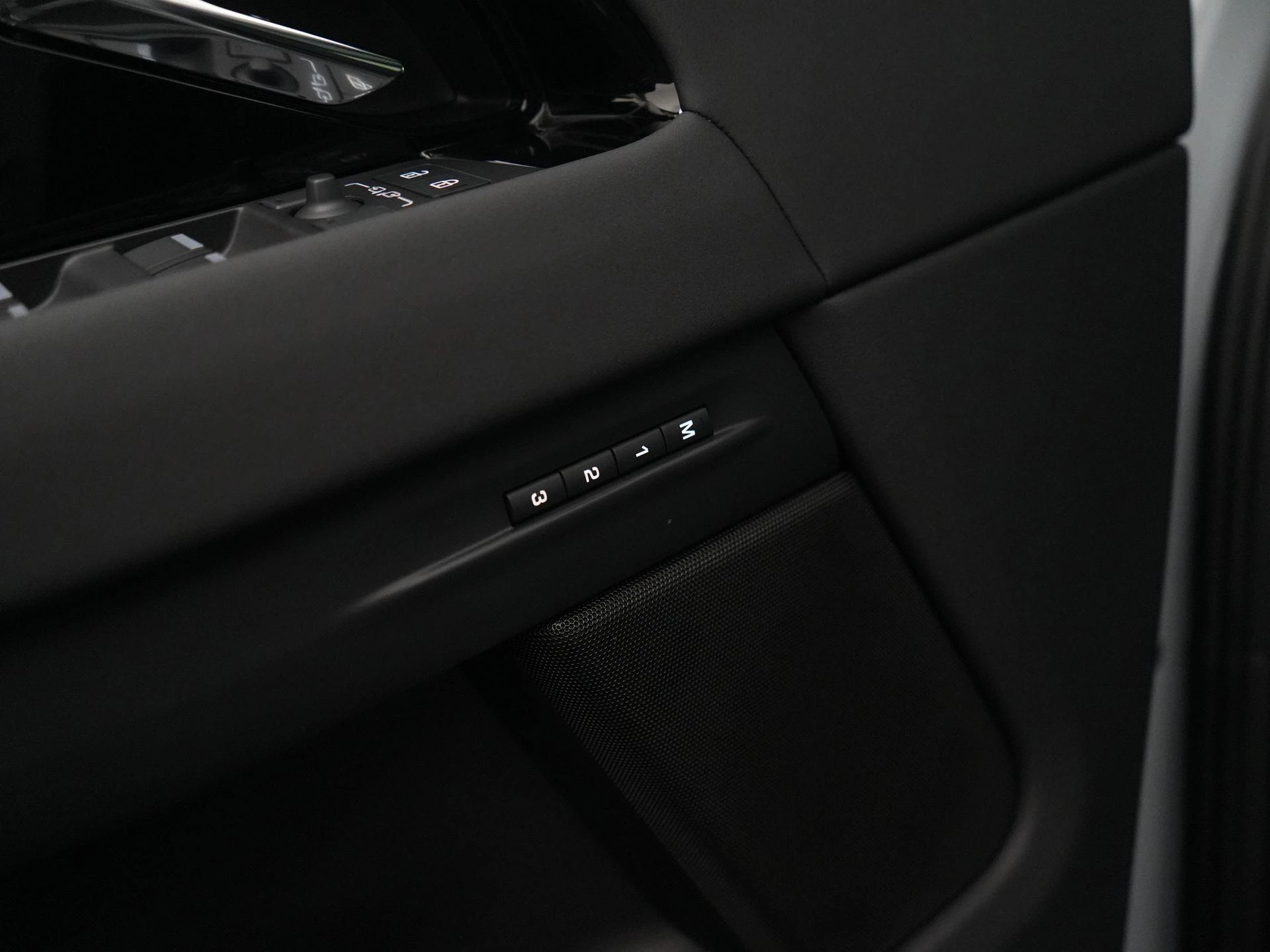 Land Rover-Range Rover Evoque-image-35