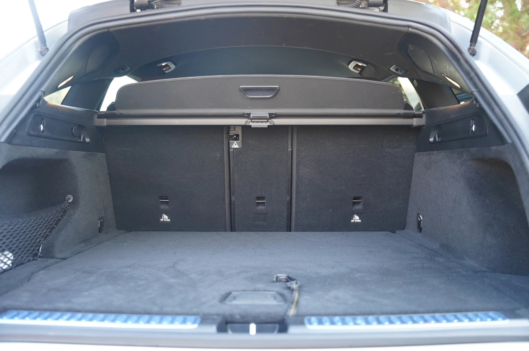Mercedes-Benz-EQC-image-13