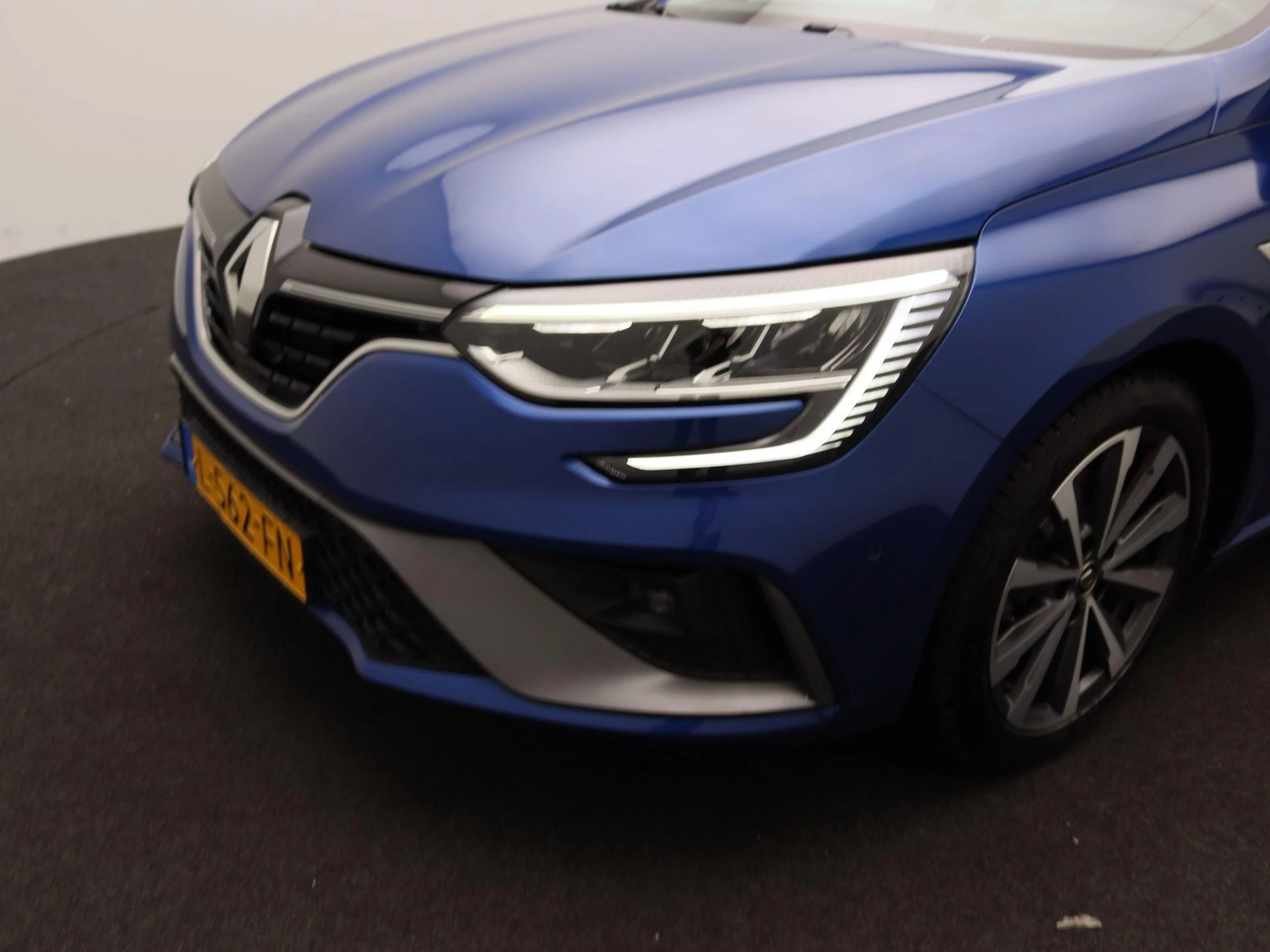 Renault-Mégane Estate-image-17