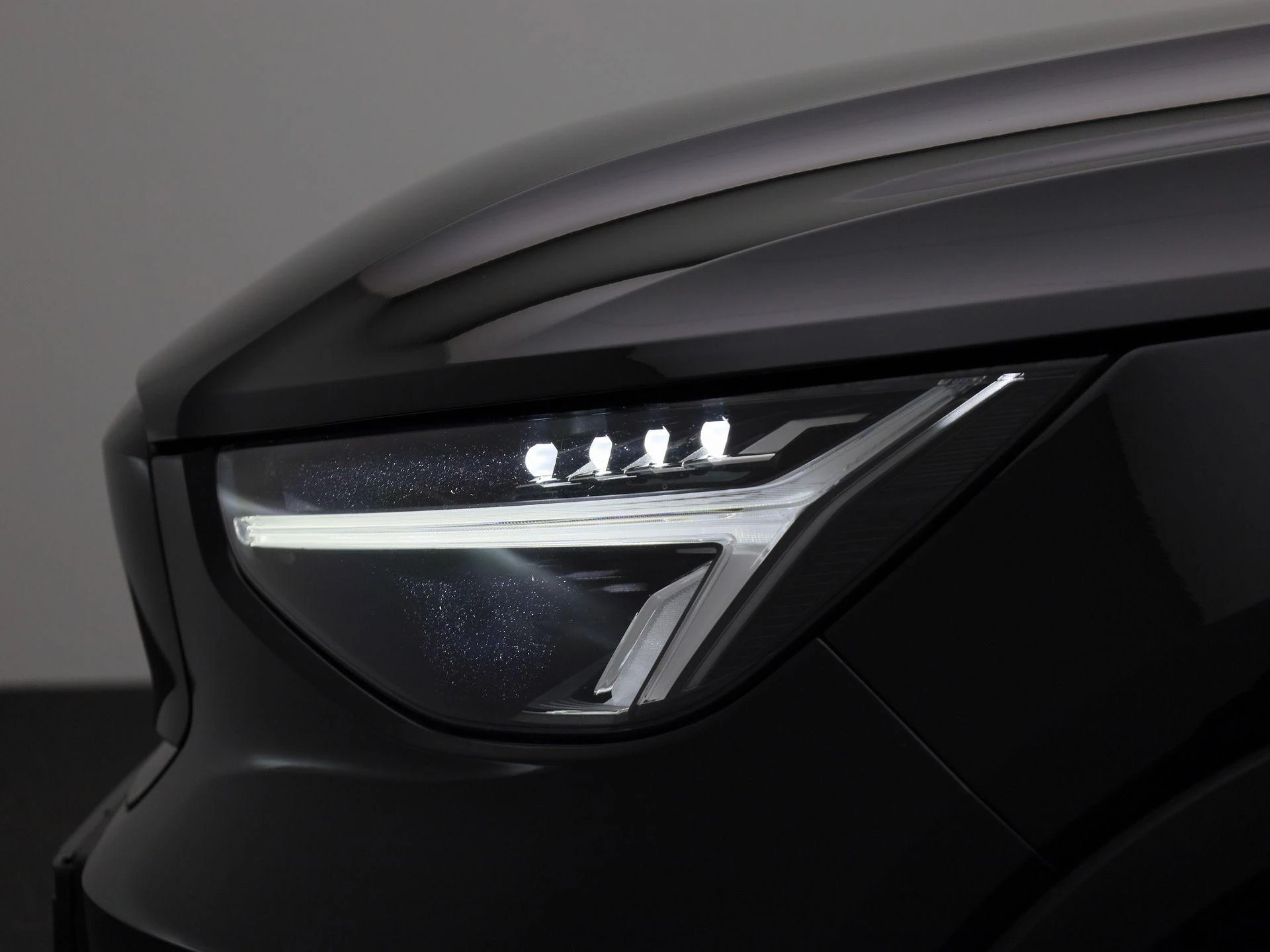 Volvo-EX40-image-14