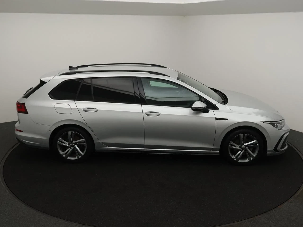 Volkswagen-Golf-image-1