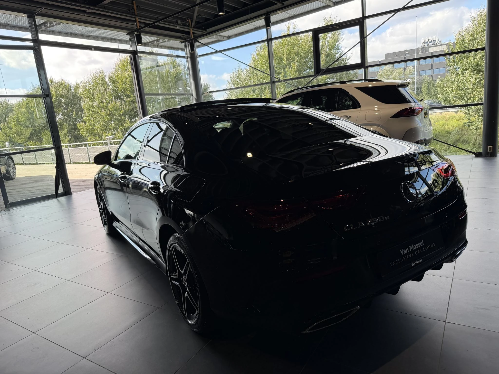Mercedes-Benz-CLA-image-6