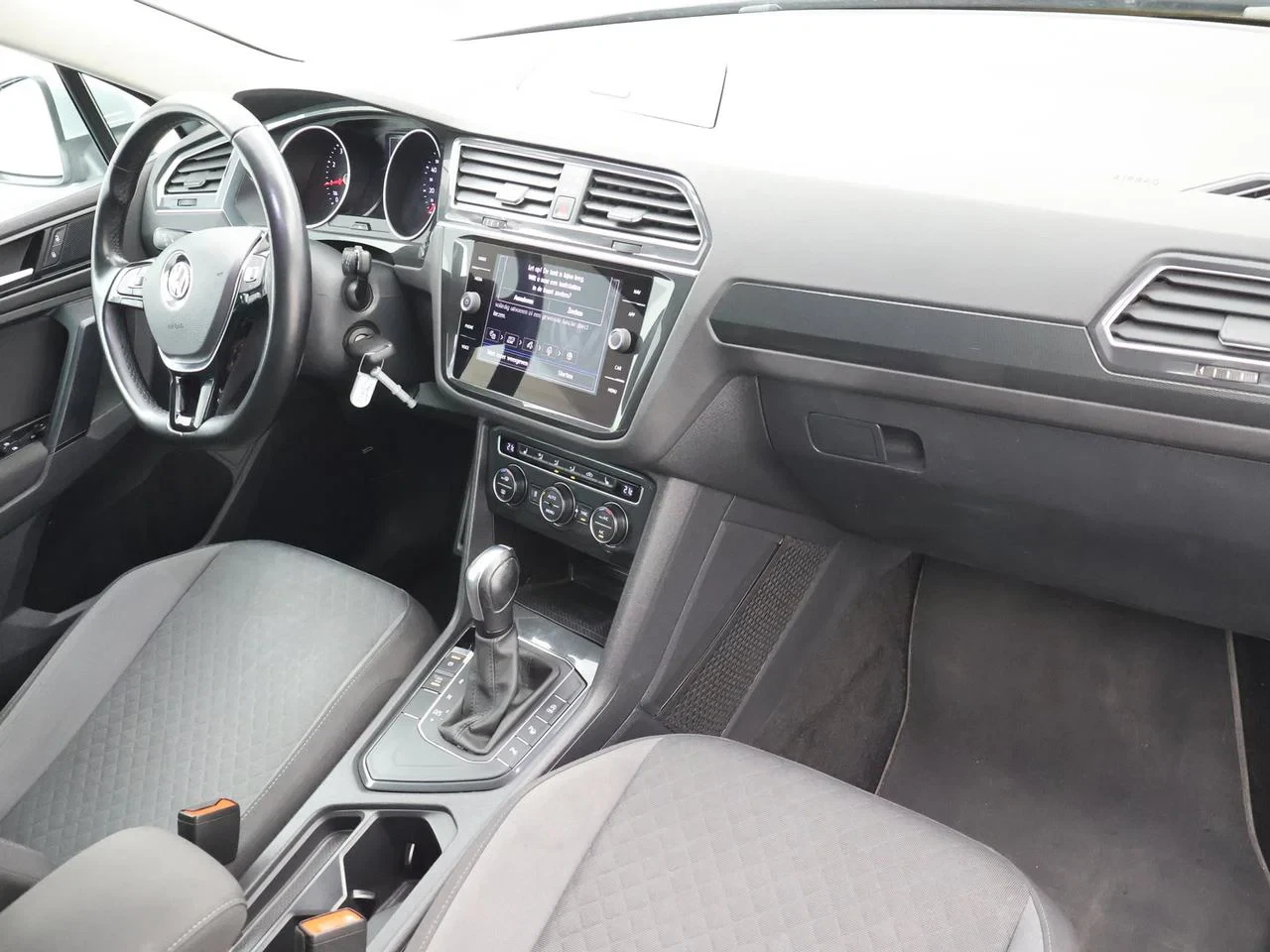 Volkswagen-Tiguan-image-11