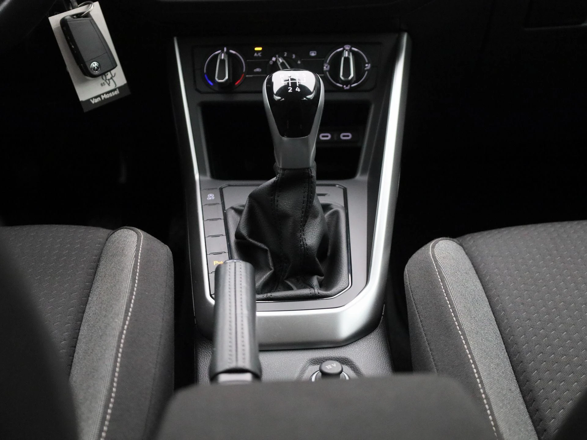 Volkswagen-Polo-image-9