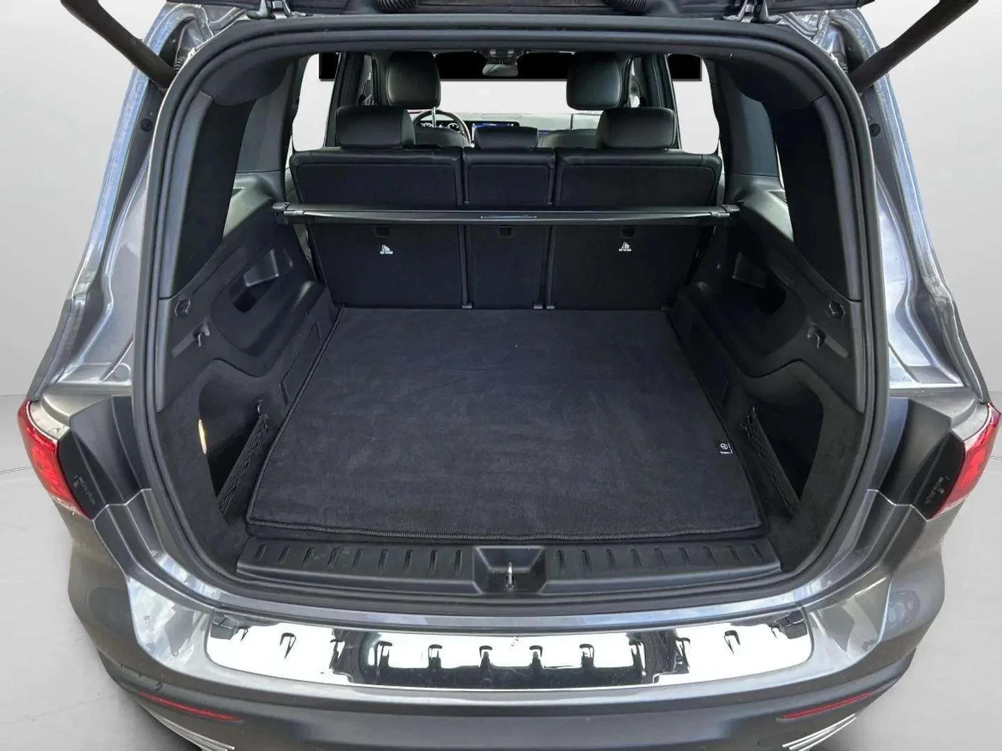 Mercedes-Benz-EQB-image-13