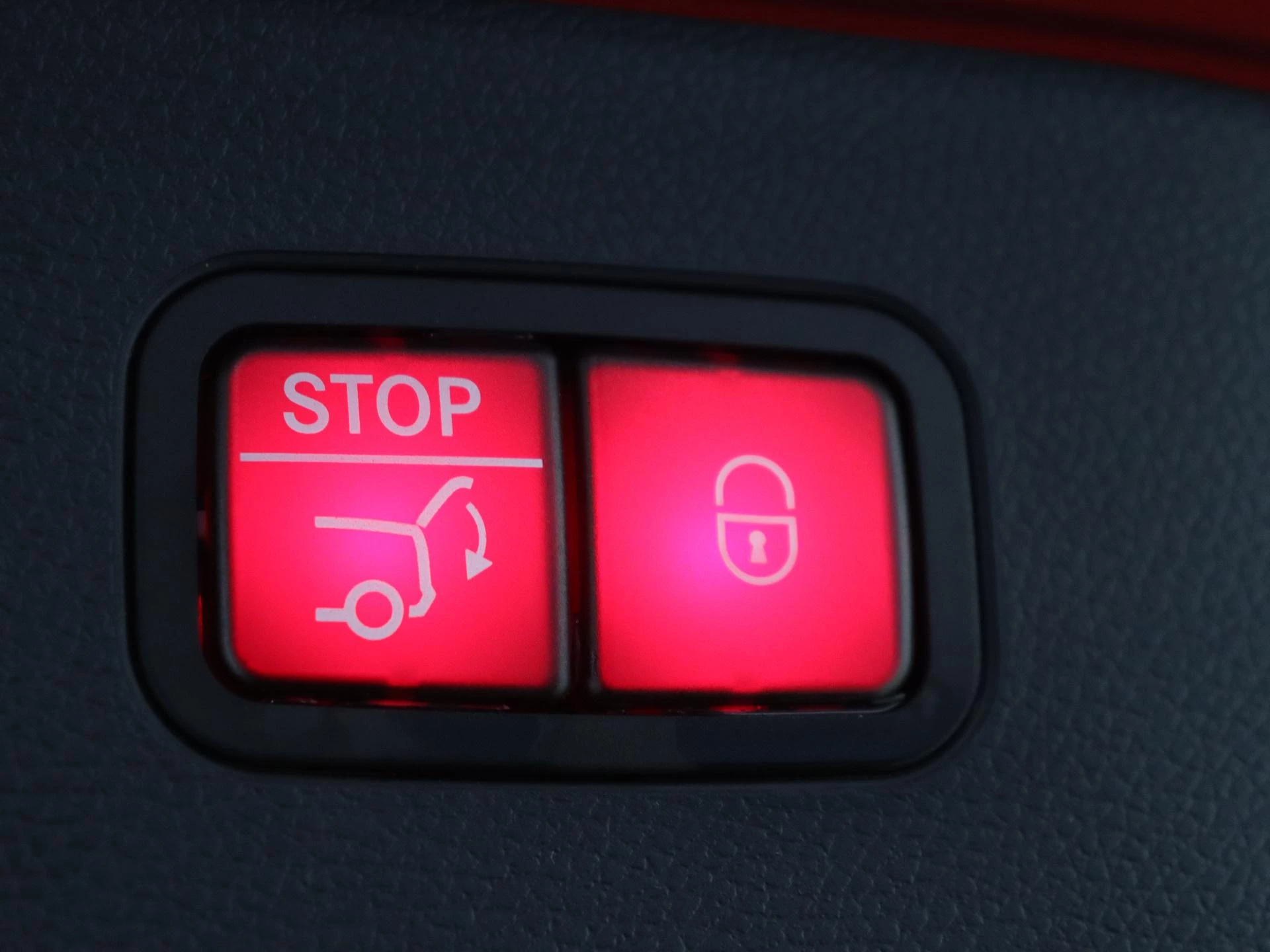 Mercedes-Benz-EQC-image-34