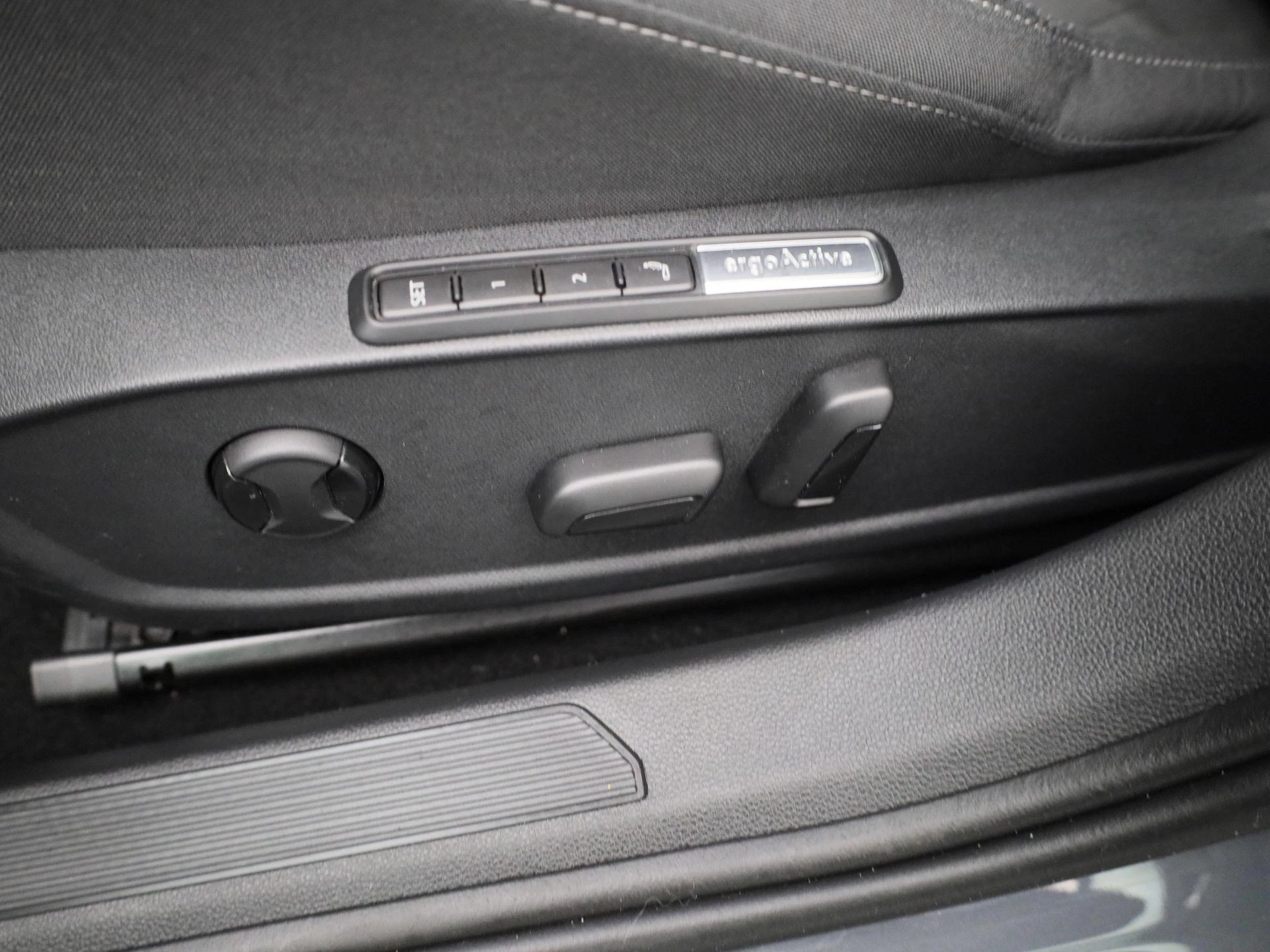 Volkswagen-Golf-image-30