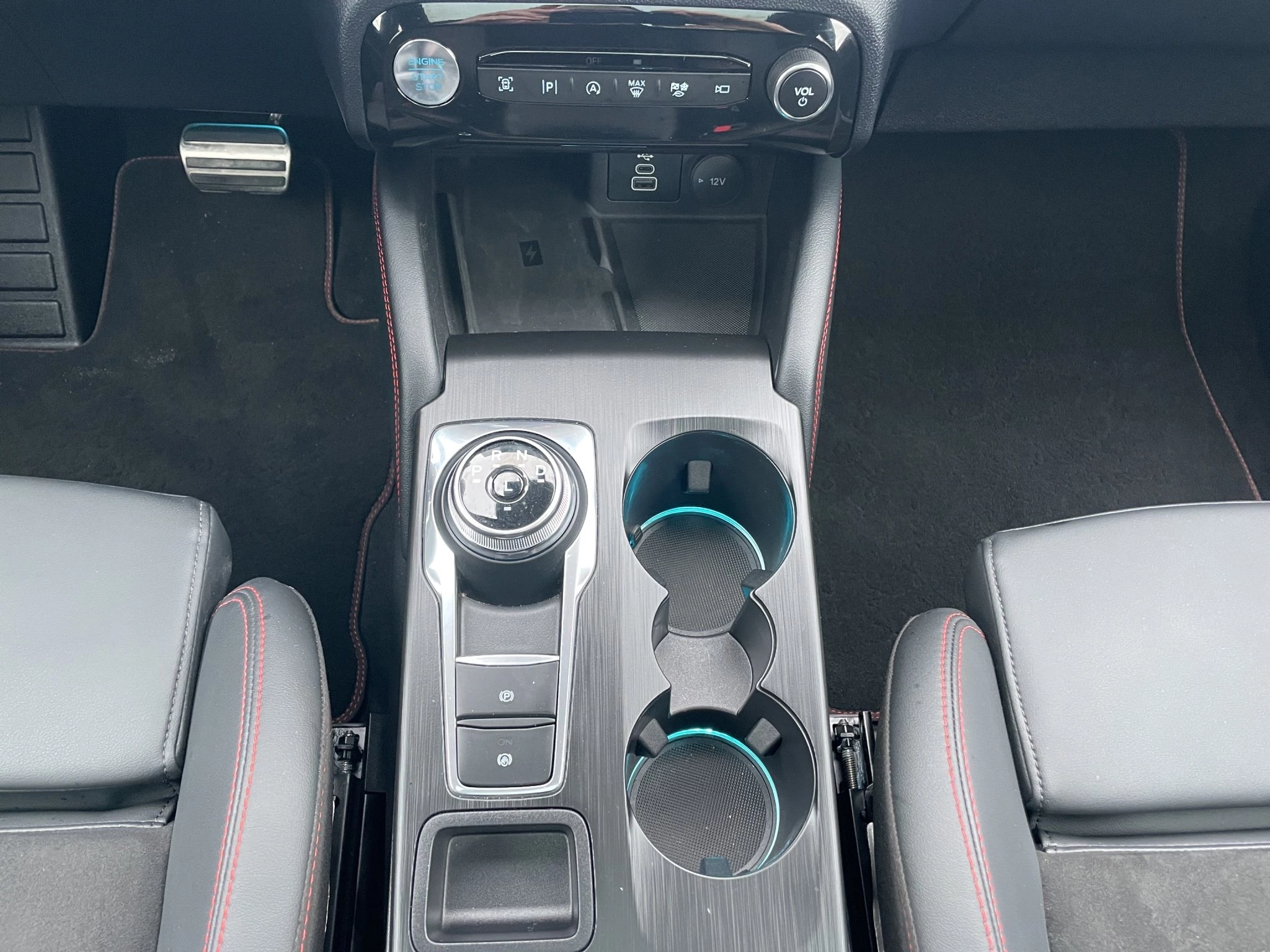 Ford Kuga ST-Line X Aut.*PANO*AHK*360GRAD*LED-MATRIX*NAVI*GRA*WINTER-PKT.