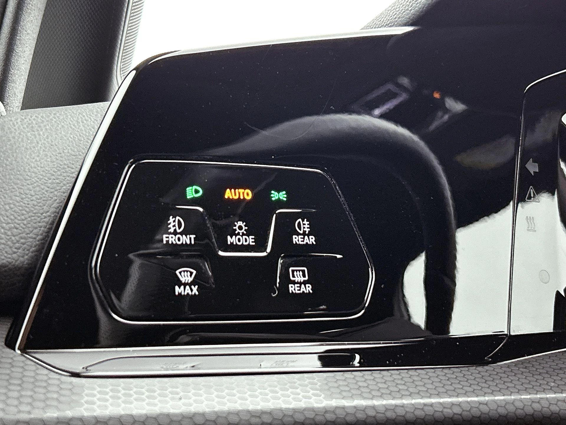 Volkswagen-Golf-image-23