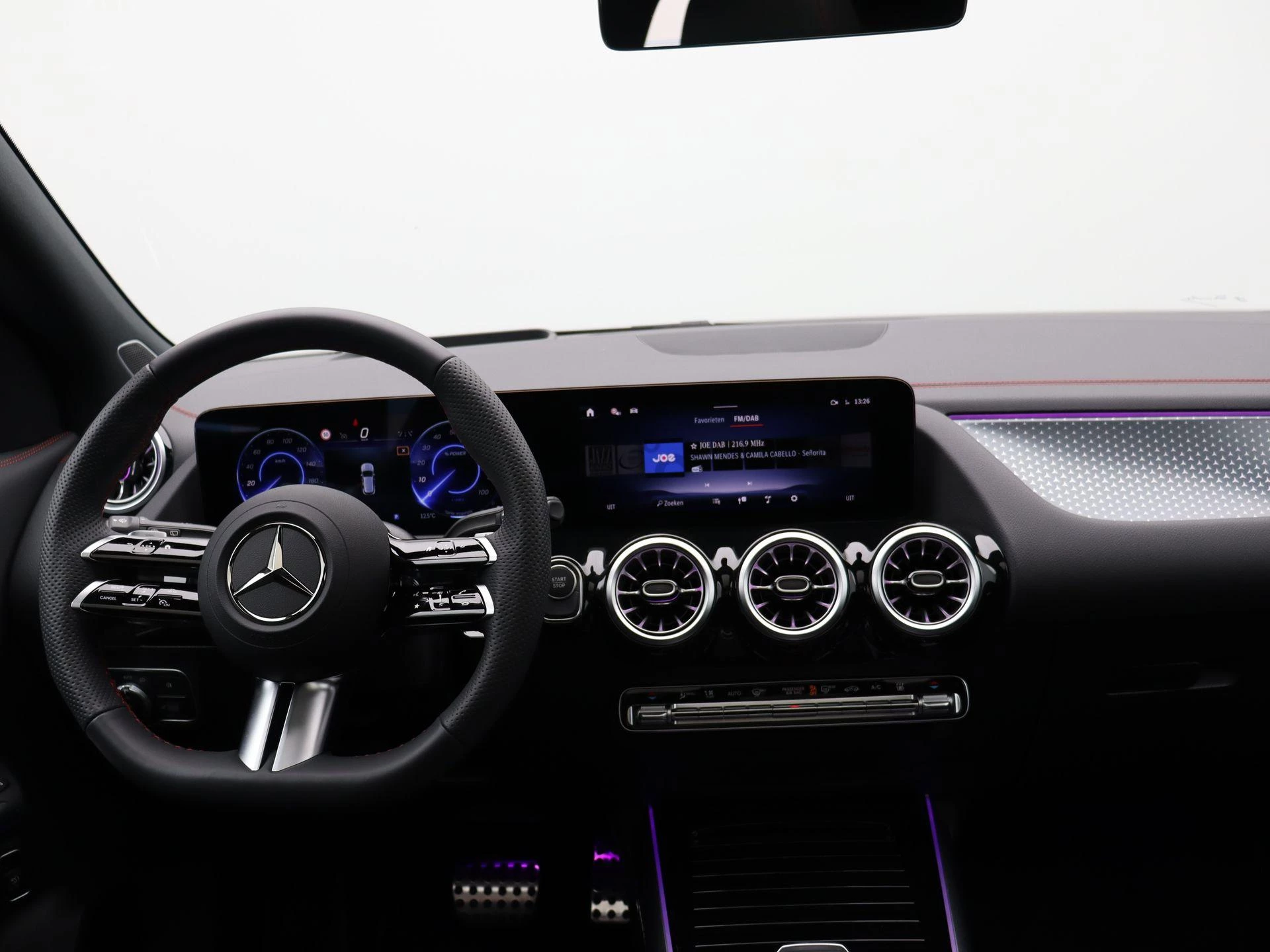 Mercedes-Benz EQA 250+ Star Edition + AMG + PANO DAK + BURMESTER + TREKHAAK + HEAD UP