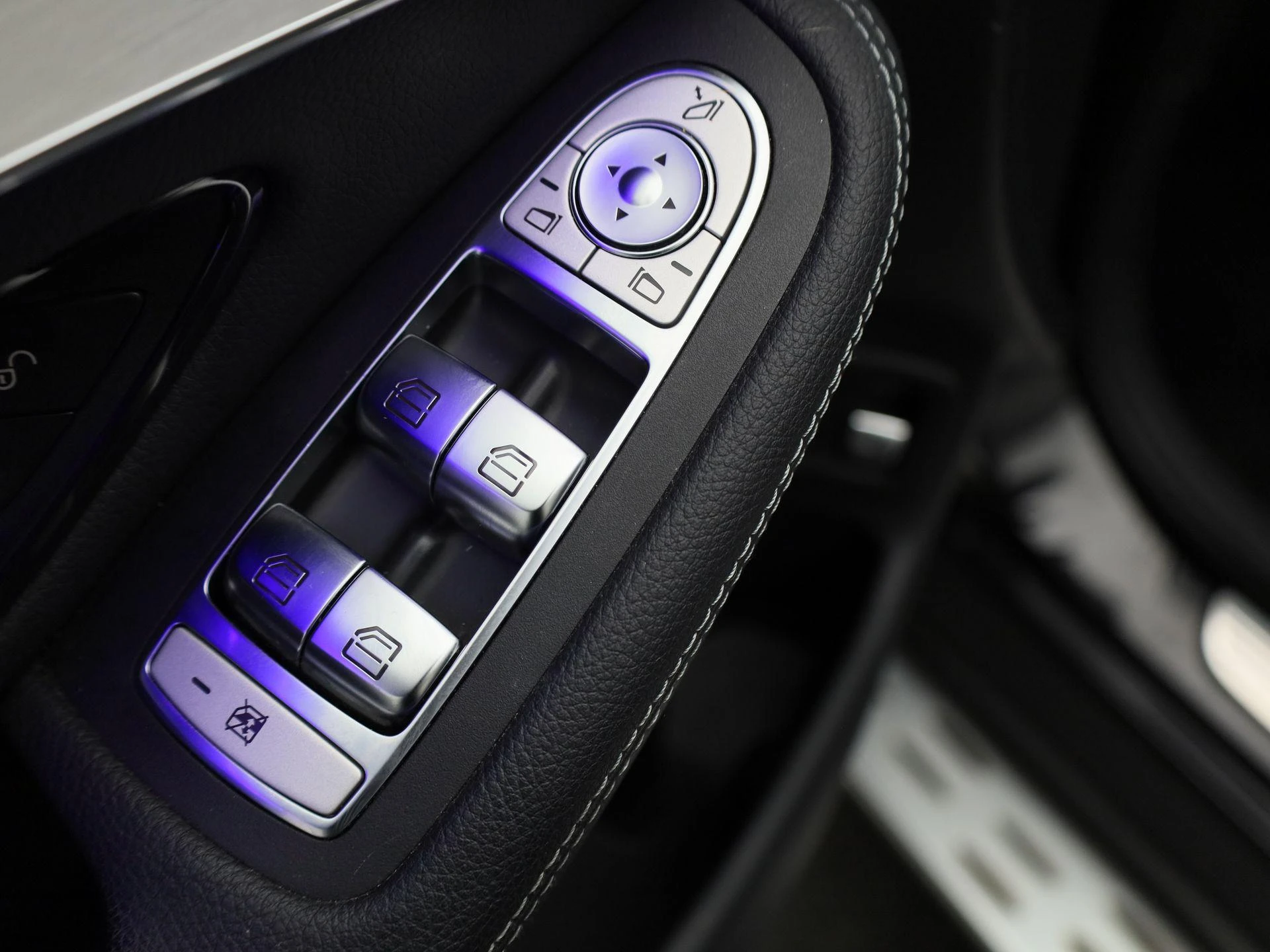 Mercedes-Benz-GLC-image-31