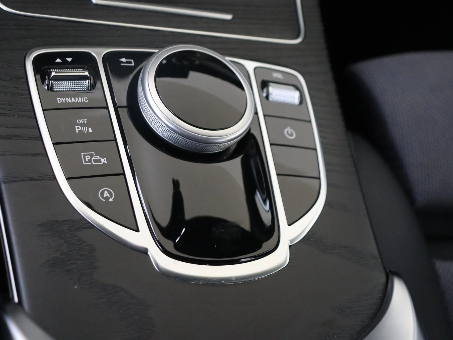 Mercedes-Benz-C-Klasse-image-25